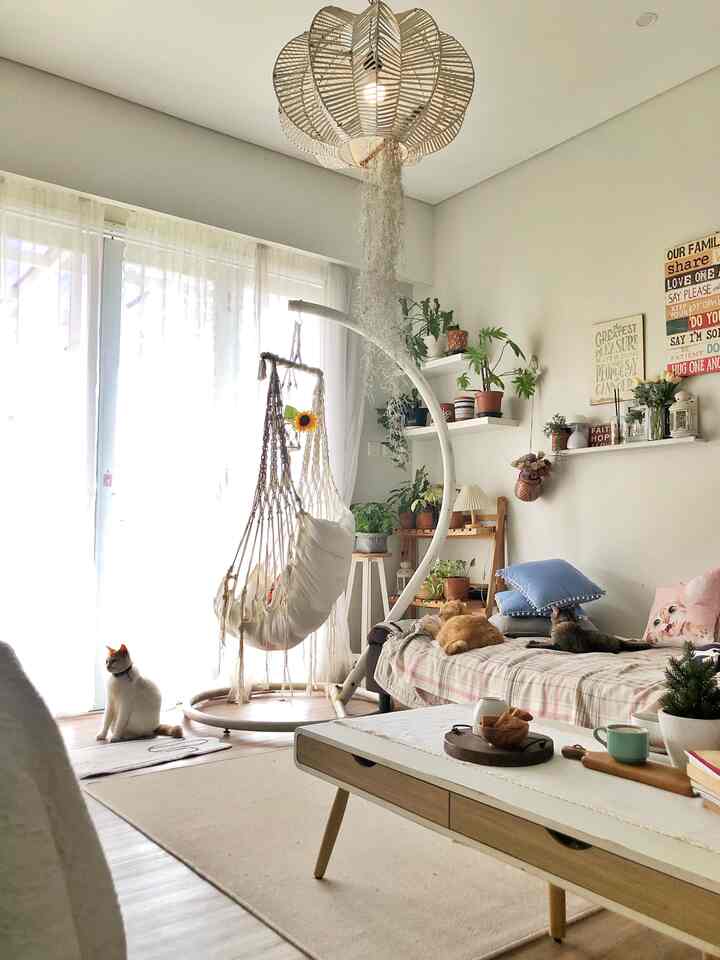Mendekor rumah dan bikin suasana berubah, paling seru kalau ketemu item best buy. Aku spil ya top 5 best buy yang bikin ruang ini, kata temen temen, lovable and cozy 🤭

ayunan gantung macrame - bikin ruang super estetik dan, fungsional banget buat leyeh leyeh sambil minum kopi nunggu senja

lampu jamur - dibawah 100K! cakep banget pas malam semua lampu dimatikan, sisakan si jamur menyala ❤️

Lampu baca IKEA - my best buy all time! bisa diadjust dan lampu warmnya bikin ruang hangat

karpet kucing kesayangan anabuls 😆 dibawah 100k, lembut dan cute motifnyss

vitrase IKEA - affordable banget dan bikin suasana ruang estetik ala korea tapi nyambung sama gaya boho ku 😁

semoga menginspirasi ya tetangga online ♥️

#Top5bestbuy #RekomendasiProduk #AmbassadorPick #karpetbeige #lampuIKEA #lampujamur #karpetkucing #ayunangantungrajut #bohoscandistyle #catmom #plantmom



