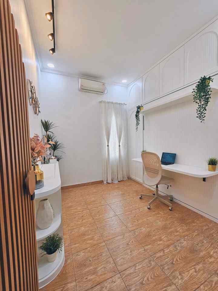 ✨ Top 5 Best Buy Furniture: Solusi Rumah Di Lahan Terbatas ✨

Kali ini aku mau share lima furniture multifungsi terbaik di rumah casadeharsa yang menjadi solusi untuk rumah mungil di lahan terbatas:

1.  Murphy Bed 2 in 1 (custom furniture): Selain sebagai tempat tidur, murphy bed di rumah aku ini berfungsi juga sebagai meja kerja. 

2. Kabinet Lift TV 2 in 1 (custom furniture): Selain berfungsi sebagai crezenda atau meja sisi, kabinet ini berfungsi sebagai juga sebagai meja TV.

3. Meja Kerja 2 in 1 (loose furniture): Walaupun ukurannya cukup mungil, meja kerja di kamar anak ini juga berfungsi sebagai meja make up/meja dandan.

4. Ranjang Anak 2 in 1 (loose furniture): Ranjang yang aku pilih untuk kamar anak ini, selain sebagai tempat tidur juga berfungsi sebagai tempat penyimpanan.

5. Sofa 2 in 1 (loose furniture): Sofa yang aku pilih ini covernya bisa diganti, jadi jika bosan tidak perlu beli sofa baru. Selain itu, sofa ini juga dapat dimanfaatkan sebagai tempat penyimpanan.

Semua barang tersebut membuat rumahku terasa lebih lega, estetik, dan nyaman. Kalau kamu, apa barang favorite yang menjadi solusi kebutuhan dirumah kamu? Yuks share cerita kamu 🙏🏻🙏🏻

#Top5BestBuy #Rekomendasiproduk #Ambassadorpick #tanamanartificial #kursikerja #catdinding #lampusorot #kamartidur #kamaranak #kamartamu #murphybed #mejakerja #kursikerja #livingroom