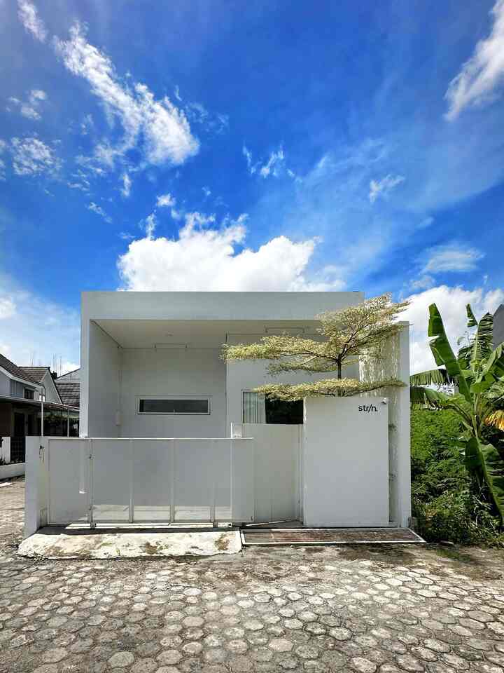 Cerita Perjalanan AK HOUSE ✨
-
Awal mula sebelum menjadi bangunan khas kotak putih adalah sebuah tanah yang berukuran 6 x 12 m , ukuran yang cukup kecil membuat kita semakin berfikir soal denah , akhirnya kita menciptakan desain denah sesuai kebutuhan yang berupa fasad kotak minimalis , ruangan open space yang bisa diexplore untuk kegiatan kita
-
Kita membangun rumah tanpa arsitek dan menggambar menggunakan sketchup sembari melihat referensi datang ke cafe , hotel , sedikit demi sedikit kita menerapkan di desain dengan modifikasi yang simple dan jadilah rumah pertama impian kita 🤍 
-
kalau cerita rumah kamu seperti apa? yuk sharing 😍

#MiniHouseTour #CeritaRumahku #InspirasiRumah #PagarRumah #CatRumah #Minimalist #NomorRumah #InteriorRumah #Angkahouse #Rumah