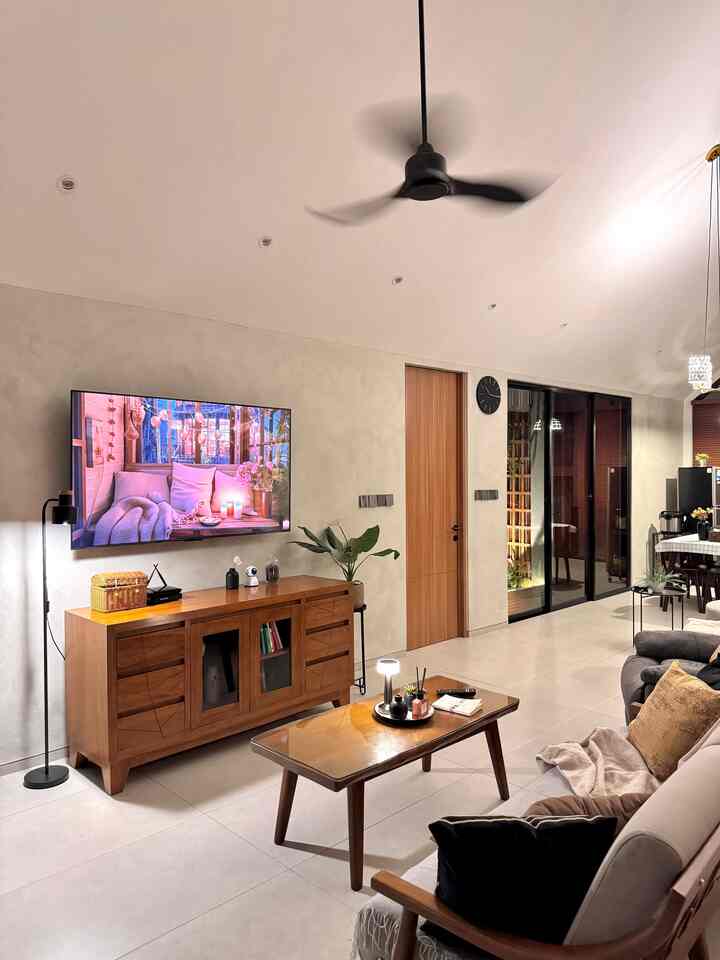 Spill top 5 best buy selama tempatin rumah baru ✨

Beli barang baru buat rumah dan hunting untuk decor rumah itu bikin happy 😆
Nah, selama udah bebera bulan nempatin rumah ini, ini barang yang paling best sih!
1⃣ Ceiling fan stylish - Kipas ini selain melihat fungsinya, tapi juga menambah sentuhan estetik pada plafon
2⃣ Jam dinding – auto bikin tepat waktu dan juga warna hitamnya sesuai banget sama cat dekoratif, makin estetik 🕐
3⃣ Lampu Meja dan lampu standing floor estetik – Cahaya hangatnya bikin vibes makin chill 💡
4⃣ TV – Ini fungsional banget ya untuk hiburan di rumah.
5️⃣ Selimut lembut - lebih sekedar penutup, tapi menambah sentuhan cozy pada ruangan.

#LivingsRoom #InspirasiLivingRoom #LampuStanding #LampuHias #LampuMinimalis #KipasAnginPlafon #CeilingFan #DekorasiMinimalis #PenutupKursi #Top5BestBuy #RekomendasiProduk #AmbassadorPick
