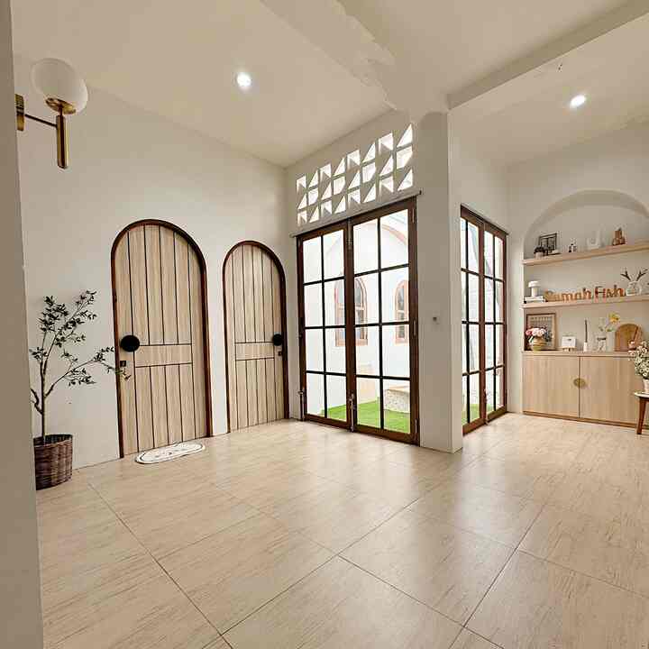 The choice of kitchen flooring that matches the paint and door color gives a luxurious and elegant impression
With wooden door accents with checkered glass, this room feels warm...
Really like this wooden patterned kitchen floor
The color is soft and not slippery
That's why I chose to use granite..
Hopefully it inspires 🫶🏻😊🤍

#atRumahMewah
#CatRuangTamuMewah
#sofaminimalis
#PlavonPVC
#WallpaperEstetik
#Chandelier
#LampuLED
#ElegantOnBudget
#DesainRumahElegant
#SederhanaMewah
#Lantauidapur
#pintuarch