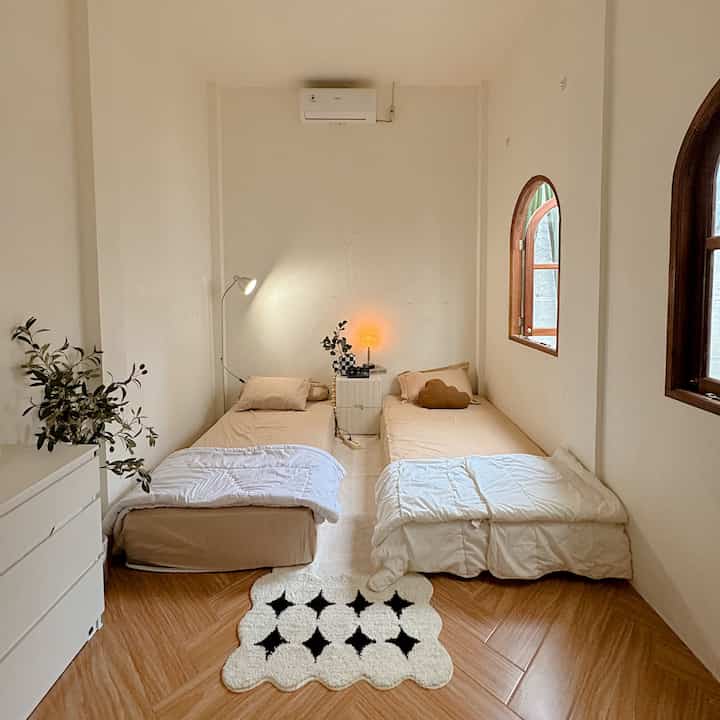 Inspirasi kamar anak cowok dengan 2 bed
Tadinya pengen kamar anak ini dibuat pakai dipan yang bertingkat
Tapi setelah dipikir2 mending dibuat lesehan aja sih karna takutnya kalau mereka udah gede dipan tingkat itu gak kepake hehe
Mending lesehan aja biar bisa di geser2 ganti suasana
Gimana nih temen2 design kamar buat anak cowok.. simple banget kan 
Semoga menginspirasi 🫶🏻🤍☺️



#rumahdeveloper 
#livewithkids 
#japandi 
#skandinavian 
#rumahmungil 
#rumahtanpaarsitek 
#inspirasikamaranak #kamarminimalis #Kamaraesthetic 
