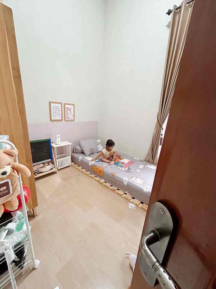 Top 5 Best buy versi Zias Home:
Yang pertama, ada karpet vinyl. Walau murah ternyata bagus banget dan tebal kayak lantai vinyl yg lagi trend sekarang

Kedua, lampu rotan yang ditaruh di bagian sudut living room. Bagus banget dan kokoh, warna lampu juga bisa disesuaikan.

Ketiga, happy bgt akhirnya kasur ga lesehan/nyentuh lantai banget. Karena sekarang udah pake dipan palet kayu kayak gini. Bentuknya lucu dan anti lembab. 

Keempat, rak sepatu rotan. Walau mungil tapi muat buat beberapa sepatu.

Kelima, kabinet tv gantung. 

#KitchenSetMinimalis #SofaMinimalis #KeramikKamarMandi #PlafonPVC #PintuKamarMandi #CatRumahMinimalis #WarnaCatRumah #CatLuarRumah #WarnaCatRuangTamu #Wallpaperdinding #WallpaperEstetik #Cat #Top5BestBuy #RekomendasiProduk #AmbassadorPick #lemarirotan #kasuranak #kamaranak #kamarutama 

