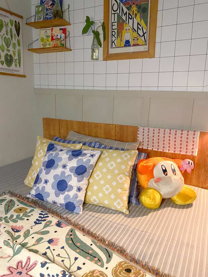 Rumah ini merupakan pilihan jackpot saat kami sudah mulai bingung mendatangi beberapa developer. Tiba tiba ada seorang marketing memberikan informasi rumah baru ditengah perumahan lama yang detailnya cukup menarik. 

Mengenai harga, luas tanah, serta pembangunan, lokasi rumah, menurut kami ini sudah paling pas. Dengan luas tanah sebesar 120m2 di tengah kota sidoarjo, harganya cukup terjangkau. Lokasinya juga sangat nyaman, berada di perumahan yang terawat. Dekat dengan tempat ibadah, jalan depan yang luas, membuat rumah ini sangat worth it.

#sarungbantal #wallpanel #kamartidur #ruangmakan #mejajati #mejamakan #sofaminimalis #dapursederhana #ruangtv #ruangkeluarga #kesetkucing #wallpaper #dapursegaris #lemaridapur #MiniHouseTour #CeritaRumahku #InspirasiRumah