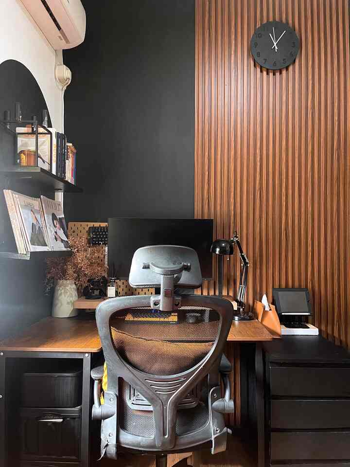 —— Top 5 Best Buy 

spill 5 best buy aku buat di spot workspace ini :
• Working Desk sudut 
Seneng banget nemu ini di e-commerce, karena warnanya cocok banget sama tema rumah aku dan ada ukuran yang pas buat isi sudut kamar ini.

• Wallpanel PVC
Bener ya wallpanel PVC itu bikin tampilan dinding dan ruangan terlihat elegan dan cakep. Padahal cuma jadi aksen aja, tapi langsung bikin keren workspace ini.

• Lampu Meja #IKEA Forsa
Lampunya wishlist lama banget, taunya pas banget ada diskon di IKEA dan dapetin harga paling murah. Mana cocok banget di desk dengan warna hitam favoritku 🖤

• Tempat Tissu Leather
Beli karena warnanya cocok sama tema rumah, juga bahannya bagus dari leather dan gampang buat isi refill tissuenya.

• Box Storage Organizer
Ga nyesel beli ini dan pengen repurchase! Bahannya dari plastik kokoh, bisa di lipet kalau nggak dipake, dan bisa jadi meja camping juga loh.
Ada 2 ukuran dan bisa muat banyak banget barang, bikin kolong meja jadi rapi. 🖤

#Mejakerja #mejagaming #mejakomputer #kursikerja #lacistorage #wallpanelpvc #catdindinghitam #catdindingkamar #ambalandinding #tempattisu #lampumeja #workingspace #workspace #desk #monitor
 #Top5BestBuy #RekomendasiProduk #AmbassadorPick