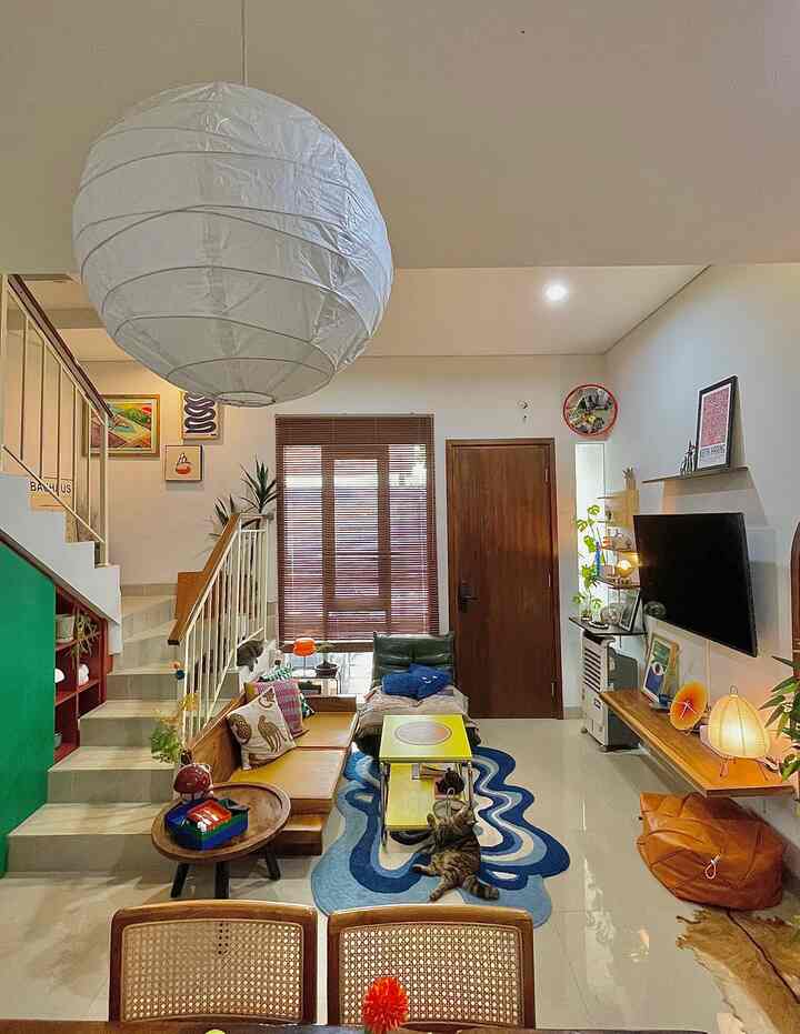 Perjalanan menemukan Rumah 🏠

✨Dalam memilih rumah kami mengutamakan 4 pertimbangan awal ; Budget, kebutuhan ruang, lokasi & lingkungan rumah, dan kredibilitas developer. Untuk di kota Solo developer ini salah 1 yg sudah punya nama. lingkunganya juga terbilang aman, banyak penghijauan dgn 1 gate system dan security 24 jam. Sehingga utk berumah tangga lebih merasa tenang karena anak-anak kita nanti bisa bertumbuh dan bermain dgn aman. 
.
✨Dari segi budget kami menyesuaikan dengan kebutuhan ruang dan layout. Untuk budget dibawah 1 M tahun 2022 saat itu kenapa kami memutuskan  memilih tipe rumah ini dgn alasan; konsep bangunan minimalis, ada 2 lantai dengan layout openspace, memiliki 3 kamar, 1 kamar mandi & 1 powder room, dan terpenting lagi kita masih mendapatkan taman belakang.
.
✨Dengan luas bangunan 65meter persegi, rumah ini sudah ideal untuk memenuhi kebutuhan kami. Menentukan dimana livingroom, dinning room dan kitchen semua tercukupi pada lantai 1. saya tambahkan interior desain pada dapur, pintu sliding taman, interior kamar dan interior bawah tangga untuk tempat penyimpanan barang agar rapi. Sisanya kami dekorasi sesuai selera dgn furnitur2 pilihan, dan barang-barang dekorasi untuk menciptakan karakter rumah dan kenyamanan. Plusnya lagi adanya crossed ventilation udara depan hingga belakang.
.
Semoga bermanfaat juga untuk teman-teman yg mau membeli rumah ya 🫶

#MiniHouseTour #CeritaRumahku #InspirasiRumah #LampuGantungDapur #WoodenBlind #TVSony #HPLGreen #HPLTerracotta #InteriorRumah #RumahMidcenturyModern #InteriorOpenSpace #DekorasiKamar #DekorasiKamarmandi #DekorasiTaman #DekorasiLivingRoom