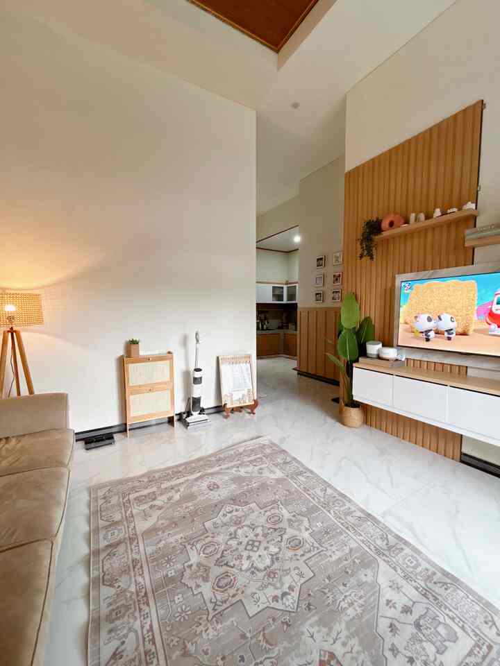 “Tidak perlu besar/mewah yang penting nyaman”. Itu adalah kalimat yang selalu kami ingat-ingat hingga saat ini.
Sudah banyak perubahan di rumah kami walau prosesnya pelan-pelan. Seperti halnya di area living room ini yang sekarang berubah menjadi area favorit kami sekeluarga.

Kami mendekor sendiri area ini tanpa bantuan desain interior untuk membuat area ini nyaman bagi kami. Bisa di geser hingga akhir slide di postingan ini, terlihat bahwa yang awalnya kami hanya menikmati televisi dengan kabinet dibawah sekarang bisa menikmati televisi dengan kabinet tv gantung.

#KitchenSetMinimalis
#SofaMinimalis #KeramikKamarMandi 
#PlavonPVC #PintuKamarMandi 
#CatRumahMinimalis #WarnaCatRumah 
#CatLuarRumah #WarnaCatRuangTamu
#WallpaperDinding #WallpaperEstetik #Cat #MiniHouseTour #CeritaRumahku #InspirasiRumah #LivingRoom #RuangTamu #BackdropTV #RuangTV #DIYBackdropTV #RuangTamuMinimalis 