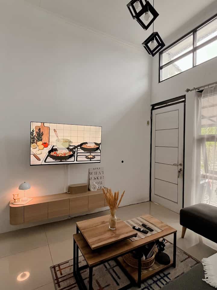 ハウスストーリー denty.house🤎

この denty.house には、リビング ルーム エリア、キッチン、ベッド ルームの追加など、多くの変更が加えられています。

この栽培ハウスは事前に計画されたものではなく、ニーズに合わせてリノベーションされました。

それがインスピレーションになることを願っています

#ミニハウス ツアー #CeritaRumahku #InspirasiRumah #KitchenSetMinimalis #SofaMinimalis #KeramikKamarMandi #PlavonPVC #PintuKamarMandi #CatRumahMinimalis #WarnaCatRumah #CatLuarRumah #WarnaCatRuangTamu #WallpaperDinding #WallpaperEstetik #Cat