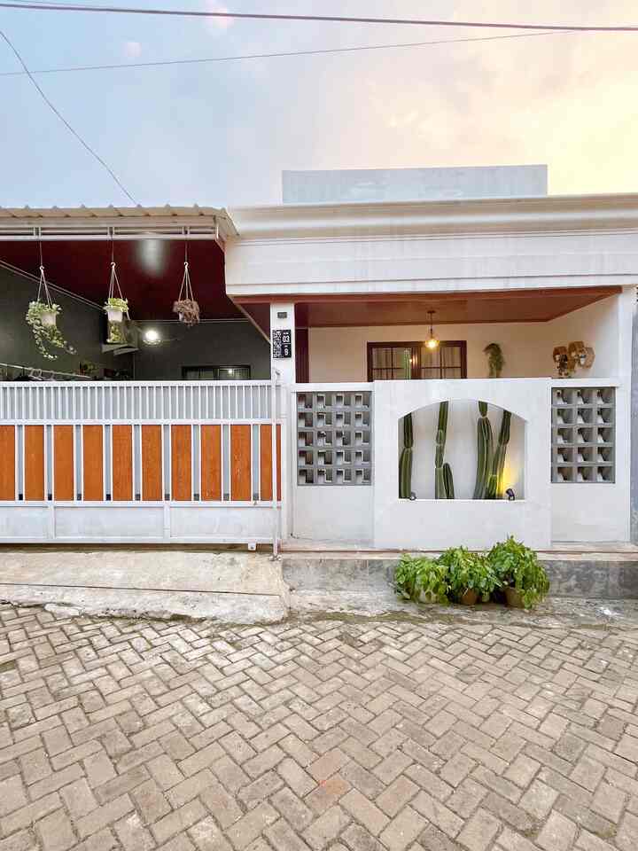 Cerita perjalanan rumah ✨

Awal mula menemukan rumah ini, setelah banyak perjalanan pencarian panjang mulai dari ketipu developer perumahan, dibatalkan penjual setelah mau AJB ke notaris dan sampai akhirnya kita jodoh nya menemukan rumah ini yang awal nya kita beli rumah ini second bawaan developer dan kita bangun ulang dengan denah sesuai kebutuhan kita.

Rumah ini dibangun tanpa arsitek dan kita gambar sendiri menggunakan aplikasi 5D dan menggunakan jasa tukang borongan dengan material nya kita juga belanja sendiri jadi bisa menyesuaikan dengan budget dan keinginan kita. 

Yukk sharring juga perjalaanan rumah kalian 🤗

#MiniHouseTour #CeritaRumahku #InspirasiRumah #PagarRumah #NomorRumah #InteriorRumah