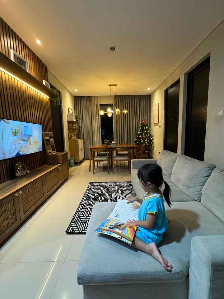 TOP 5 BEST BUY | Living Room version 🪴

• Sofa L
Sofa ini desainnya timeless simple aja, tapi dia juga bisa dilebarin shg bisa buat tiduran (cocok bgt kan tuh kalo sambil netflixan malem2) hihi
• Karpet Motif
Karpet dgn corak yg bold ini memberi looks yg beda di living room ku, hrgnya juga cmn 100rbuan 🔥🩷
• Lampu Gantung
Suka bgt dari awal sama lampu iniii, ditaro di atas meja makan memberikan looksnya jd lebih manis
• Rak Gantung / Ambalan Kayu
Biar tembok ku ga kosong-kosong amat jd aku tambahin ambalan kayu buat taro berbagai home decoration items
• Meja makan kayu 
So loveee sm meja makan ku ini, menurutku kekinian bgt di jamannya tapi jg ttp timeless 🫶🏻

#KitchenSetMinimalis / #SofaMinimalis /
#KeramikKamarMandi / #PlavonPVC /
#PintuKamarMandi / #CatRumahMinimalis
#WarnaCatRumah / #CatLuarRumah /
#WarnaCatRuangTamu #WallpaperDinding /
#WallpaperEstetik / #Cat
#Top5BestBuy
#RekomendasiProduk
#AmbassadorPick 
