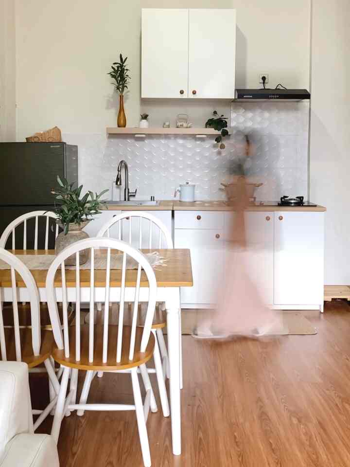 Ternyata untuk bikin tampilan rumah berubah jadi makin estetik dan nyaman kunci nya ada di pemilihan barang” , beberapa barang ter worth it yang aku punya :
• Spc , ini yang bikin vibes ruangan dapur aku berubah banget . Awalnya keramik bawaan sudah mulai terkelupas dan banyak celah semut ini jadi pilihan terbaik untuk dirumah aku
• Cat interior, selain warna putih temen” bisa coba warna yang tetep kalem dan terlihat minimalis kaya pilihan cat yang aku pilih ini 
• Wallpanel, tepat untuk dekorasi, solusi dinding tidak rata atau lembab . Dan sesuka itu aku pakai wallpanel
• Shower tanam, pilihan terbaik aku untuk kamar mandi minimalis. Looknya bener bener ga bikin keliatan sempit
• Kursi lipat, desain dan material nya suka banget . Cocok digunakan diberbagai ruangan. Kalau merasa tidak digunakan tinggal dilipat dan ga makan tempat sama sekali.

Barang” yang aku sebutin diatas merupakan barang” yang ga pernah aku sesali untuk aku punya dirumah ;)

Semoga bermanfaat

#Spc #spcLantai #Wallpanel #CatInterior #ShowerTanam #KursiLipat #Top5BestBuy #RekomendasiProduk #AmbassadorPick