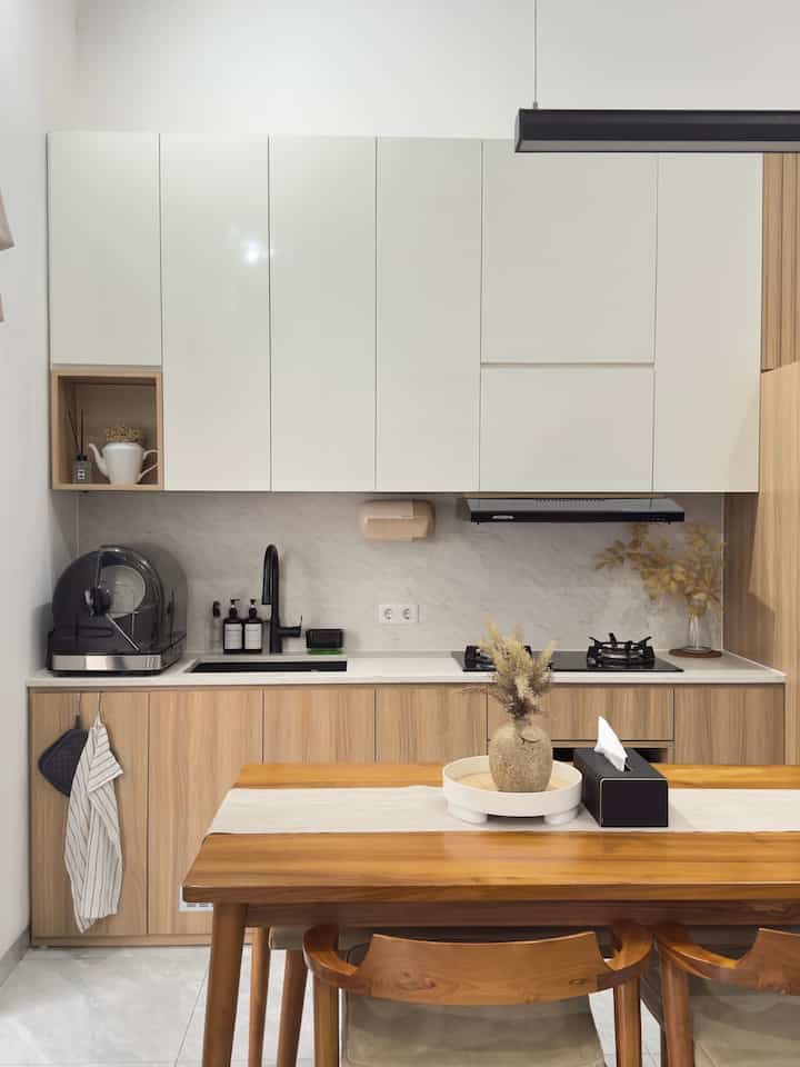 January’s best buy ✨
Kali ini update kitchen appliances & kebutuhan di kamar tidur anak

1. Norge Dish Dryer 52 L
Akhirnya memutuskan untuk memakai dish dryer untuk menjaga peralatan masak & makanan tetap steril, jauh dari kuman & bakteri. Selain fungsinya tersebut, looks dish dryer ini jg menambah kesan dekoratif di dapur minimalis ini.

2. Kitchen Tissue Box
Printilan dapur yang kadang diremehkan, padahal penting. Bikin dapur tetap tertata rapih & lebih memudahkan untuk mengambil tissue.

3. Shangrilla 3D Blinds
Kebetulan blinds sebelumnya yg dipakai sudah rusak, akhirnya ganti & custom 3D Blinds ini. Looksnya yang modern & elegan menambah kesan estetik di kamar ini.

4. Stand Hanger
Kamar anak memang paling sering berantakan. Adanya gantungan ini membuat kamar lebih rapih.

5. LEKA Dehumidifier
Last but not least, musim hujan belakangan meningkatkan angka kelembapan. Untuk menjaga kelembapan agar bisa stabil & berkurang, pakai dehumidifier. Selain untuk mengurangi lembab, dehumidifier ini jg bisa untuk lampu tidur. Multifungsi yang bikin kamar estetik juga.

Semoga menginspirasi ✨

#DapurMinimalis #InspirasiKitchenset #DishDryer #KitchenTissueBox #StandHanger #InspirasiTiraiJendela #3DBlinds #Dehumidifier #Top5BestBuy #RekomendasiProduk #AmbassadorPick