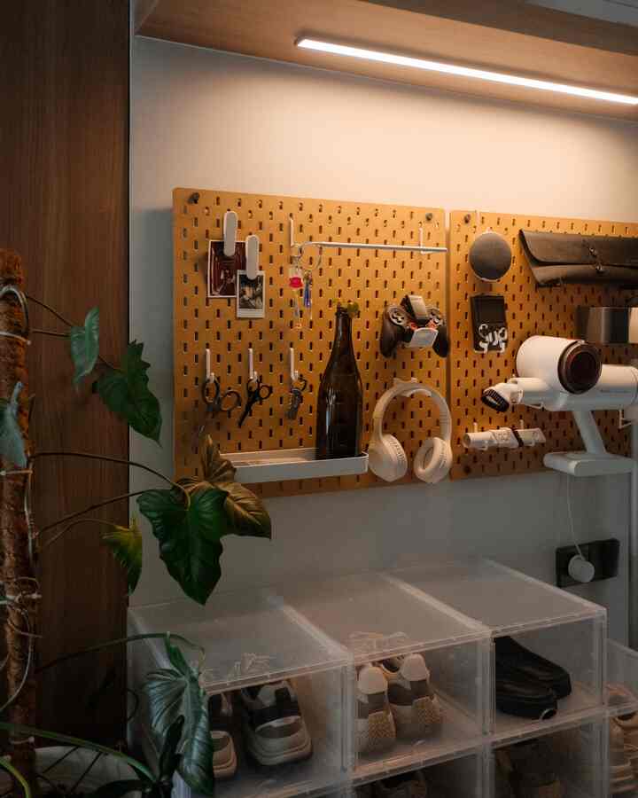 My Top 5 items to start 2025:
- SKADIS : Papan kayu yang punya banyak accesoris untuk custom dan storage item-item 
- LED Fireplace : Bikin kesan cozy dan warm, serta menutupi cable box yang cluttering 
- FLINTAN : Solusi budget untuk kursi belajar yang nyaman dan tetap estetik
- Akari Lantern : My wishlist table lamp yang bikin ruangan makin cozy
- Togo Sofa : Ternyata nyaman banget buat jadi corner santai sambil baca buku

#PapanKayu #StorageDinding #LEDFireplace #KursiBelajarEstetik #TableLampinspo #SofaKulitCoklat #Top5BestBuy #RekomendasiProduk #AmbassadorPick