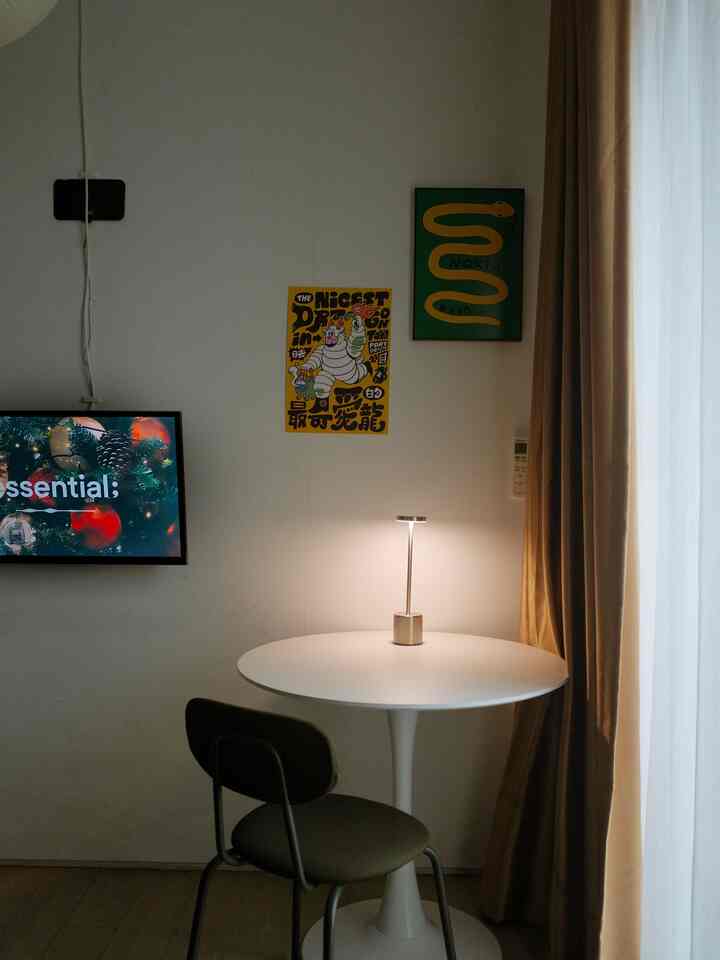 Salah satu hal yang membuat saya memilih kost ini ketika penugasan adalah layout dan cat putih tembok yang membuat ruangan terlihat bersih dan luas. Sehingga dapat mendekor ruangan sesuai dengan personality yang diinginkan 🍃 #MejaBundar #PaperLamp #JamVintage #MiniHouseTour #CeritaRumahku #InspirasiRumah 