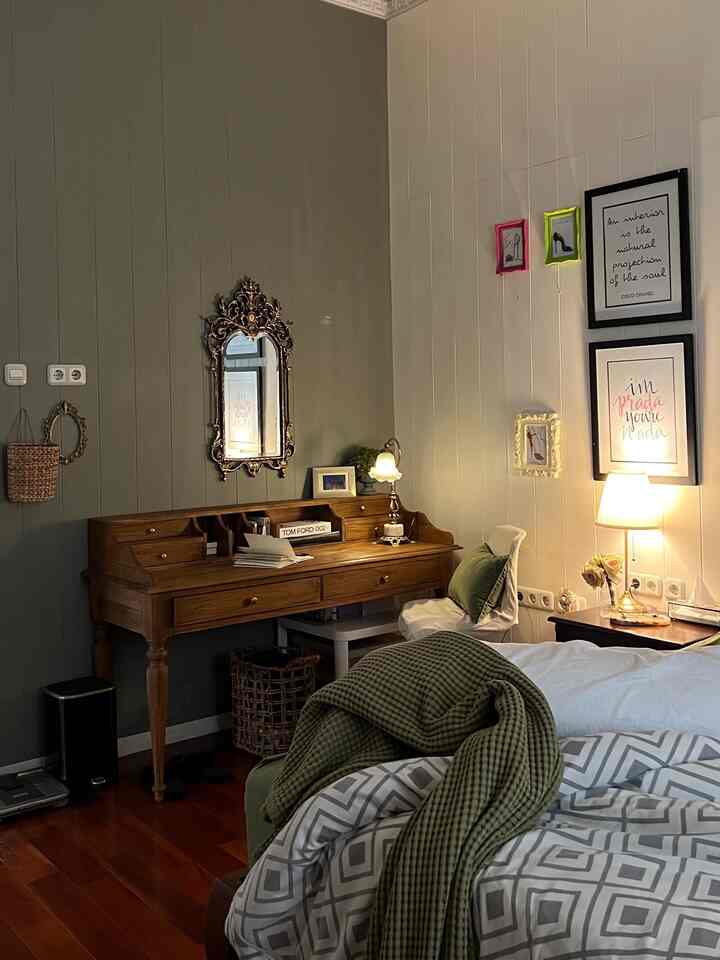 𝐓o𝐩 𝟓 𝐁e𝐬t B𝐮y versi #rumahlimut 😍
Yuk intip apa saja yaaaa … 

1️⃣ 𝐕𝐢𝐧𝐭𝐚𝐠𝐞 𝐌𝐢𝐫𝐫𝐨𝐫
Berburu barang antik murah menjadi salah satu alternative dalam mendekorasi rumah. Dengan sedikit kreativitas barang lama akan muncul kembali kecantikannya! Kamar tidur kami jadi terkesan lebih romantis dengan 𝙫𝒊𝙣𝒕𝙖𝒈𝙚 𝙢𝒊𝙧𝒓𝙤𝒓 ini bukan?

2️⃣ 𝐋𝐚𝐦𝐩𝐮 𝐌𝐞𝐣𝐚 𝐊𝐚𝐦𝐚𝐫 𝐓𝐢𝐝𝐮𝐫
Harganya cukup murah, 𝙡𝒐𝙤𝒌𝙣𝒚𝙖 𝙨𝒕𝙮𝒍𝙞𝒔𝙩 dan 𝙩𝒊𝙢𝒆𝙡𝒆𝙨𝒔. 𝙒𝒐𝙧𝒕𝙝 𝙞𝒕 banget sih untuk mempercantik kamar tidur kami dan pasti masuk daftar #RekomendasiProduk untuk 𝙝𝒐𝙢𝒆 𝒔𝙩𝒚𝙡𝒊𝙣𝒈 kalian! 

3️⃣ 𝐂𝐡𝐚𝐧𝐝𝐞𝐥𝐢𝐞𝐫 
Di ruang tamu, kami pasang lampu gantung yang dijual sebagai koleksi 𝙇𝒂𝙨𝒕 𝒑𝙞𝒆𝙘𝒆  dari 𝙇𝒖𝙢𝒊𝙚𝒓𝙚 𝙙𝒆 𝑽𝙚𝒓𝙨𝒂𝙞𝒍𝙡𝒆𝙨'𝙨 buatan tangan pengrajin di Republik Czech. Karena 𝙡𝒂𝙨𝒕 𝒑𝙞𝒆𝙘𝒆, kami mendapatkan diskon yang lumayan, ah happy! 😃 

Model 𝒗𝙞𝒏𝙩𝒂𝙜𝒆 𝒃𝙧𝒂𝙨𝒔 & 𝒄𝙧𝒚𝙨𝒕𝙖𝒍 𝒄𝙝𝒂𝙣𝒅𝙚𝒍𝙞𝒆𝙧 dengan gaya antik 𝙁𝒓𝙚𝒏𝙘𝒉 𝑳𝙤𝒖𝙞𝒔 𝑿𝙑𝑰 ini memang incaran dekorasi kami.
Ruangan menjadi terlihat lebih cantik, sesuai tema & mempunyai cerita sejarah. 
Meskipun harganya lumayan menguras kantong, namun sebanding dengan kecantikannya! Layak menjadi #Top5BestBuy 😍

4️⃣ 𝐁𝐫𝐚𝐬𝐬 𝐋𝐚𝐧𝐭𝐞𝐫𝐧 + 𝐄𝐥𝐞𝐜𝐭𝐫𝐢𝐜 𝐂𝐚𝐧𝐝𝐥𝐞 
Lentera lilin yang terbuat dari kuningan ini selalu menjadi andalan 𝙞𝒏-𝒇𝙧𝒂𝙢𝒆 foto dekorasi di setiap sudut #rumahlimut karena selalu berhasil mempercantik & memberi kesan hangat setiap foto yang dihasilkan.

5️⃣ 𝐕𝐞𝐥𝐯𝐞𝐭 𝐇𝐚𝐧𝐠𝐞𝐫𝐬 
Harganya sangat murah tetapi dampaknya sangat besar terhadap pengaturan sekaligus tampilan estetik lemari pakaian di #rumahlimut  sehingga membuat barang ini masuk kategori #AmbassadorPick. 
Yes, 𝒗𝙚𝒍𝙫𝒆𝙩 𝙝𝒂𝙣𝒈𝙚𝒓 ini adalah gantungan baju yang dilapisi kain beludru sehingga pakaian wanita yang berbahan licin tidak akan mudah jatuh. Dengan pengait berwarna gold membuat pengaturan lemari pakaian kami tampak lebih 𝒄𝙝𝒊𝙘 & 𝙨𝒕𝙮𝒍𝙞𝒔𝙩.  

#Top5BestBuy 
#RekomendasiProduk
#AmbassadorPick
#velvethanger
#organisasilemaripakaian
#walkincloset 
#gantunganbaju 
#lampumejaestetik
#LampuMeja
#cermingold
#CerminEstetik 
#LampuKristal 
#LampuRuangTamu
#lentera
#LampuKamarTidur

