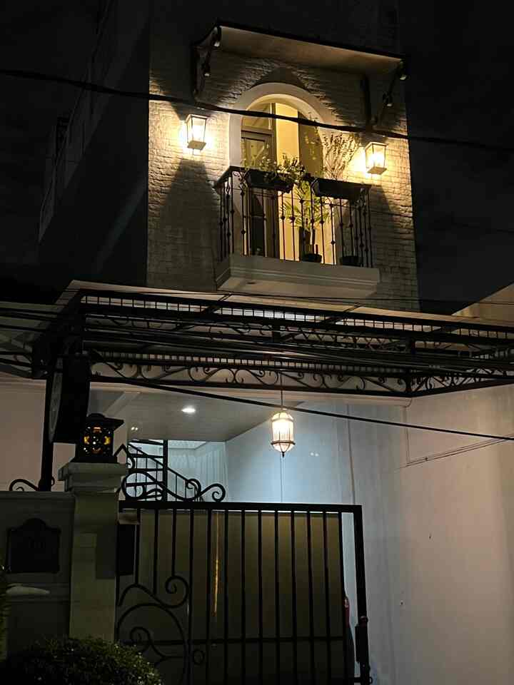 𝙎𝒆𝙠𝒊𝙡𝒂𝙨 𝙘𝒆𝙧𝒊𝙩𝒂 𝒑𝙚𝒓𝙟𝒂𝙡𝒂𝙣𝒂𝙣  #rumahlimut.
Tidak terasa sudah 17 tahun kami tinggal di rumah ini dengan berbagai kisah. Masih ingat rasa bahagia kami saat pertama tinggal bersama sebagai pasangan 🥰.
Berbagai cerita dalam hidup kami, seiring 
cerita tumbuhnya rumah ini. Kali ini kami akan share jalan cerita renovasi bertahap #rumahlimut. Semoga menginspirasi ya …

♠️ 𝐑𝐞𝐧𝐨𝐯𝐚𝐬𝐢 𝐭𝐚𝐡𝐮𝐧 𝟐𝟎𝟎𝟖: fokus pada 𝒒𝙪𝒊𝙘𝒌 𝒂𝙚𝒔𝙩𝒉𝙚𝒕𝙞𝒄 𝒖𝙥𝒅𝙖𝒕𝙚𝒔, kami masih mempertahankan struktur rumah lama. Pembaharuan kami lakukan di semua area agar fungsional & terlihat lebih modern.

♠️ 𝐑𝐞𝐧𝐨𝐯𝐚𝐬𝐢 𝐭𝐚𝐡𝐮𝐧 𝟐𝟎𝟏𝟓: fokus pada renovasi dapur dikarenakan beberapa faktor, diantaranya: 𝒐𝙪𝒕𝙙𝒂𝙩𝒆𝙙 𝙙𝒆𝙨𝒊𝙜𝒏, kabinet yang sudah tua, kebutuhan ruang penyimpanan, area kerja di dapur yang terlalu sempit, area mencuci yang terlalu kecil.

♠️ 𝐓𝐚𝐡𝐮𝐧 𝟐𝟎𝟏𝟔: fokus pada 𝙧𝒆𝙥𝒖𝙧𝒑𝙤𝒔𝙞𝒏𝙜  kamar tidur menjadi 𝙬𝒂𝙡𝒌-𝒊𝙣 𝙘𝒍𝙤𝒔𝙚𝒕.

♠️ 𝐓𝐚𝐡𝐮𝐧 𝟐𝟎𝟐𝟏 𝐬/𝐝 𝟐𝟎𝟐𝟑: renovasi total dan merubah struktur. 
🎯 Merubah lantai bawah menjadi konsep 𝒐𝙥𝒆𝙣 𝙥𝒍𝙖𝒏 dengan membuka area dapur, menambah 𝒃𝙖𝒌𝙞𝒏𝙜 𝙖𝒓𝙚𝒂, 𝙥𝒂𝙣𝒕𝙧𝒚 dan 𝙜𝒚𝙢 𝙖𝒓𝙚𝒂.
🎯 Update kamar mandi utama.
🎯 Update kamar tidur & kamar mandi tamu.
🎯 Menambah lantai 1 untuk area 𝒔𝙚𝒓𝙫𝒊𝙘𝒆 & kamar tidur ART & ruang tamu.
🎯 Menambah lantai 𝒓𝙤𝒐𝙛𝒕𝙤𝒑.

Semangat buat teman-teman yang sedang membangun rumah impian! 😍

#KitchenSetMinimalis
#SofaMinimalis
#KeramikKamarMandi
#PlavonPVC
#PintuKamarMandi 
#CatRumahMinimalis
#WarnaCatRumah
#CatLuarRumah
#WarnaCatRuangTamu
#WallpaperDinding
#WallpaperEstetik
#Cat
#MiniHouseTour
#CeritaRumahku
#InspirasiRumah
#DapurOpenSpace 
#fasad