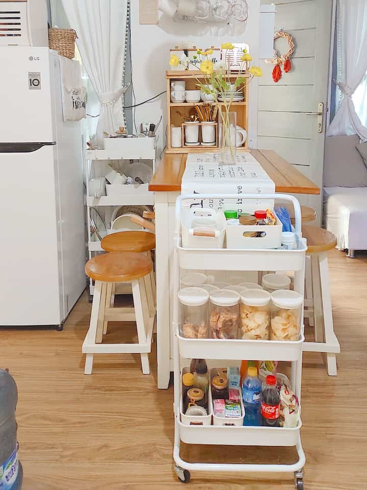 Spill top 5 best buy versi aku
Setiap beli barang aku selalu mengutamakan fungsi nya, jadi gak hanya mempercantik rumah tapi juga sangat berfungsi.

1. Rak Troli : troli ini benar benar multifungsi banget, jadi bisa menambah space untuk meletakkan camilan anak anak jadi lebih rapi, apa lagi bisa dengan mudah dipindah pindah. ✨

2. Table Island : table island gak hanya berfungsi sebagai meja makan tapi juga sebagai tempat penyimpanan dan pembatas antara dapur dan ruang keluarga. ✨

3. Storage : setiap barang menurutku wajib banget punya rumahnya sendiri . Karna selain terlihat lebih rapi, barang juga lebih mudah ditemukan. ✨

4. Cover sofa : cover sofa sangat berfungsi untuk merubah suasana tanpa harus ganti kain sofa, dan dengan mudah dicuci jadi bisa dipakai berulang. ✨

5. Karpet : karpet selain membuat suasana rumah lebih aesthetic juga membuat nyaman duduk di lantai.✨

Nahh sahabat online, semoga menginspirasi ✨✨🏡🏡 

#raktroli #tableisland #mejaisland #mejamakan #storage #vas #coversofa #karpet #Top5bestbuy #rekomendasiproduk #ambassadorpick

