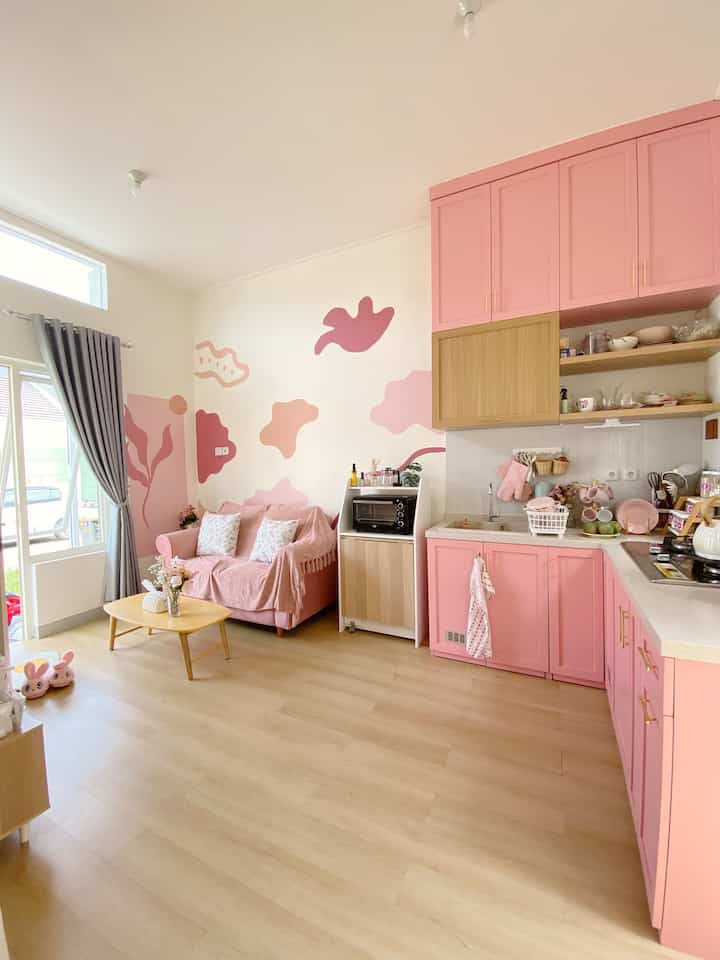 5 Barang Simpel yang Bikin Open Space House Makin Cozy! 
Aku punya beberapa rekomendasi barang yang wajib banget kamu punya untuk bikin suasana rumah
lebih nyaman:
1⃣ Sofa 2 seat – Sofa yang menurut aku pas banget untuk rumah yang spacenya kecil kayak rumahku gini
2⃣ Meja tamu lipat – Percaya deh inj tuh berguna banget dan sangat efisien, gak bikin penuh rumah
3⃣ Meja Makan Lipat  – Meja makan ini meultifungnsi banget. Selain jadi meja makn, bisa jadi rak oven
4⃣ Vas Bunga – Walaupun pakai bunga artificial, tampilan rumah tetep cantik
5⃣ Kotak Tisu  – Percaya gak percaya, barang perintilan kayak kotak tisu bisa menambah esteika lho.

Semua ini versi aku. Kalau versi kamu gimana? 😉

#openspacehome #sofaruangtamu 
#Top5BestBuy
#RekomendasiProduk
#AmbassadorPick