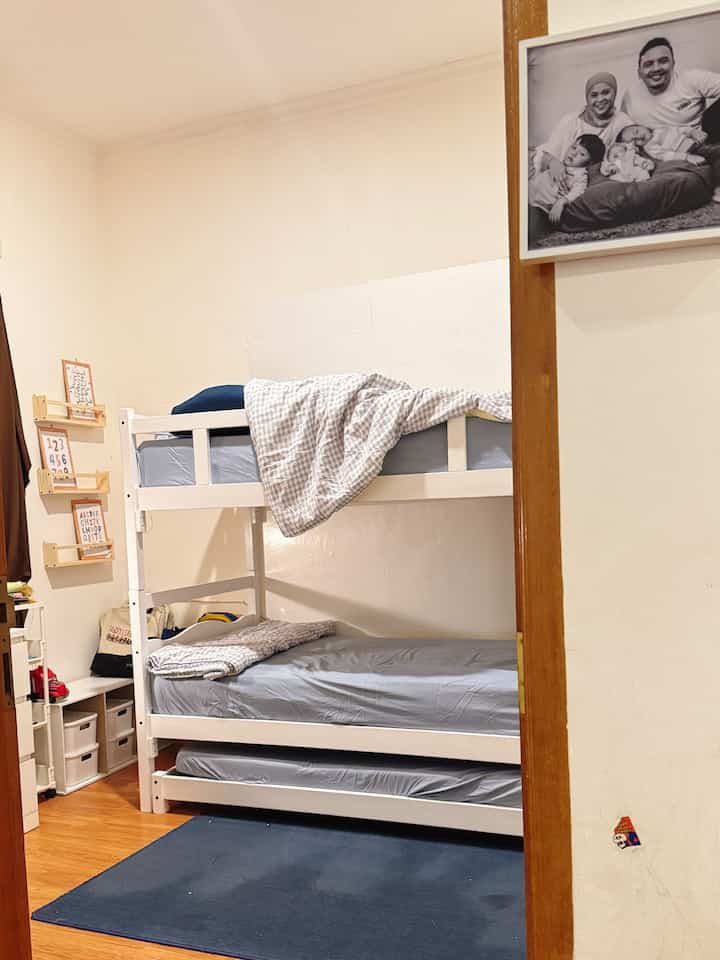 TOP 5 Best Buy untuk kebutuhan kamar anakku ✨

-Kasur tingkat dan sorong
Yang sudah pasti minimalisir space 3x3 dari kamar ini, bentuk simple putih yang masih terlihat aesthetic
-Kotak penyimpanan 
Sepenting itu sih dan best banget jadi tertata rapih mainan anak2
-Lemari putih
Kebutuhan baju anak2 yang tertata dalam satu lemarin slim, tp warna putih yg terlihat luas ruangan
-Vynil
Ini best sih musti pakai vynil jadi kamar keliatan luas, warna nya pun bikin ruangan terasa warm
-Lampu Astronot
Menjadi ciri khas dari kamar anak2ku deh jadinya, karena tidak terlalu banyak warna warna selain putih coklat

#Dekorkamaranak #kamartidur #kamaranaklakilaki #Top5BestBuy #Rekomendasiproduk #AmbassadorPick 