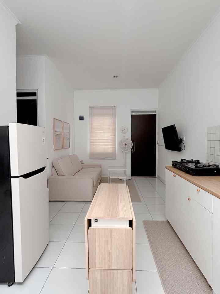 Perjalanan mencari rumah ini butuh banyak waktu dan tenaga. Dimana kita aslinya bukan org bandung dan ga punya siapa siapa disini.

Akhirnya kumenemukan rumah yang bener bener tipe kita banget. Open space, minimalis dan designnya yang super cantik.

Jadi rumah ini menginspirasi belum? Oh ya awalnya ada sekat di pembatas dapur dan mesin cuci, tapi supaya rumahnya terlihat luas kita putuskan ga pake sekat dan jadi rumah open space🫶🏻

#minihousetour #rumahminimalis #inspirasirumah #ceritarumahku #homedecor #kitchen #livingroom #diningtable