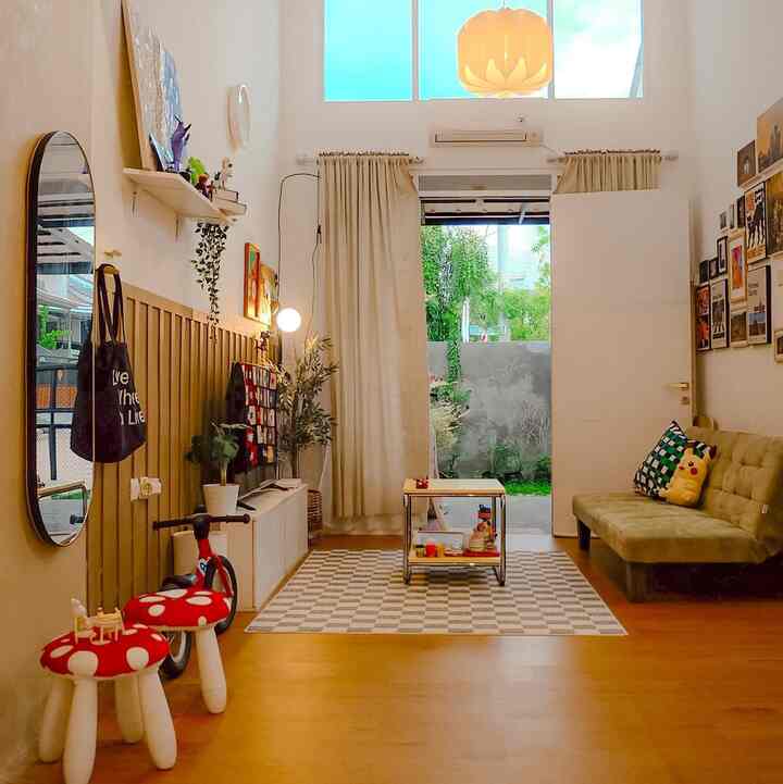 Top 5 best buy versi living room kami antara lain :
1. kursi mammut ikea dengan penutup jamur skogsduva nya. Warna merah jamur nya bener bener eye catching.
2. Penutup kursi skogsduva jamur.
3. Meja tamu baggboda kuning, designnya yang retro dengan kaki meja chrome nya suka banget.
4. Pendant lamp Mojna yang dulu dibeli dengan harga promo terendah di Ikea ga sampai 400an ribu.
5. Cermin kapsul, setiap mw keluar rumah bisa outfit check dulu harganya juga affordable banget.

#kursimammutikea #skogsduvaikea #pendantlampikea #ikeabaggboda #Top5BestBuy #RekomendasiProduk #AmbassadorPick
