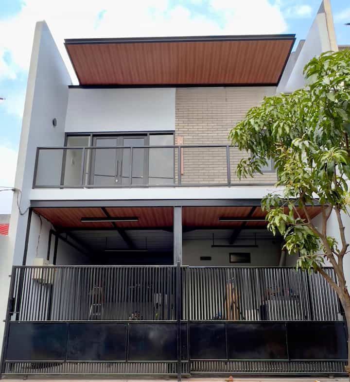 Sebelumnya, rumah ini adalah rumah bawaan developer dengan kualitas bahan yang kurang baik. Pada tahun 2023, kami memutuskan untuk melakukan renovasi total dengan mengganti seluruh struktur dan menggunakan konstruksi baja. Rumah ini dibangun hingga lantai 2.5, dengan 3 kamar tidur dan 2 kamar mandi. Aku juga mewujudkan dapur idaman lengkap dengan pantry, serta memiliki ruang keluarga yang cukup luas untuk berkumpul. Sementara itu, lantai atas dimanfaatkan sebagai area laundry. 
#plavonpvc #konstruksibaja #catrumahminimalis #catabuabu #batatempel #pagarminimalis #catjotun #MiniHouseTour #Ceritarumahku #inspirasirumah 