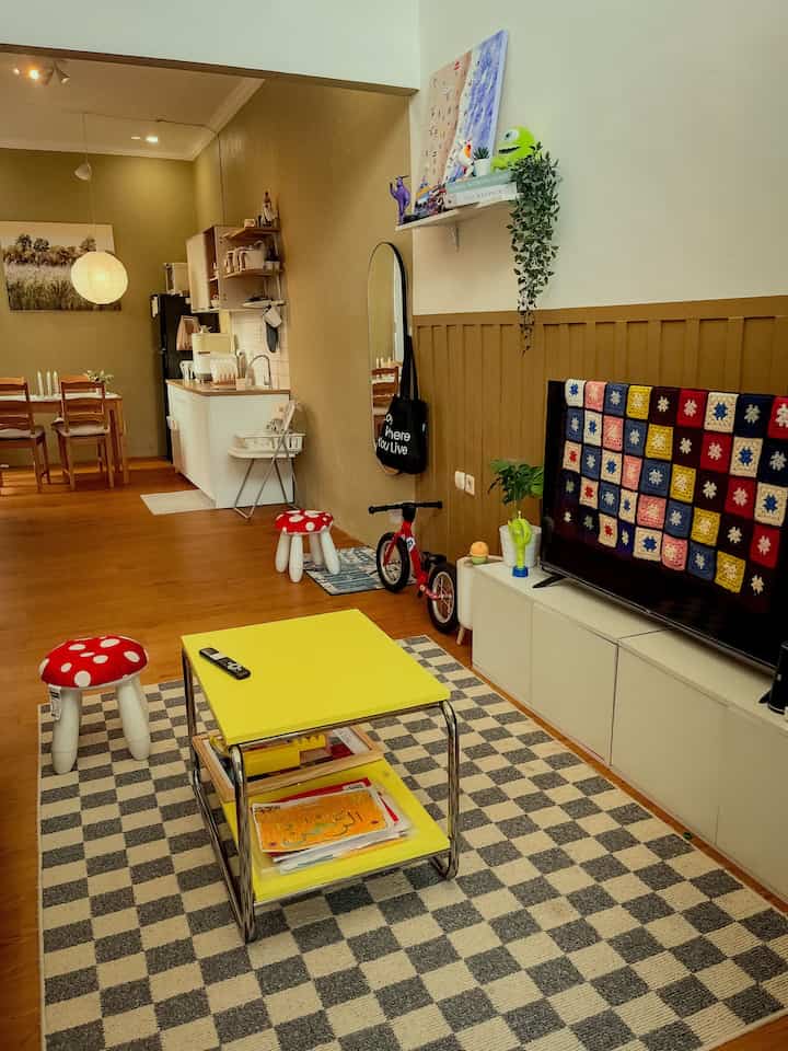 Rumah pertama kami yang kami peroleh setelah 4 tahun pernikahan kami berjalanan.. dan ga terasa sekarang sudah tahun ke 3 kami menempatinya. Timing setiap orang berbeda beda percaya sama rencana Allah pasti yang terbaik. Menurutku pencarian rumah itu juga sama dengan pencarian jodoh melibatkan chemistry dan pikir panjang. Dan kalau memang jodoh pasti jalannya dipermudah.
Alasan pertama memilih rumah yang sekarang adalah sesuai dengan kemampuan kami saat itu. Harga rumah dengan luas tanah 90m2 dengan kualitas bangunan yang kokoh dan baik karena pengembangnya trusted di harga 400jutaan saja. Walaupun lokasi rumah yang cukup jauh dari perkotaan namun benefit yang kami dapatkan adalah lingkungan komplek yang masih sangat asri. Yang menurut kami baik untuk tumbuh kembang anak anak kami insyaAllah.

#lantaivynil #kitchensetminimalis #kitchensetjapandi #ruangtamumidcentury #minihousetour #ceritarumahku #inspirasirumah