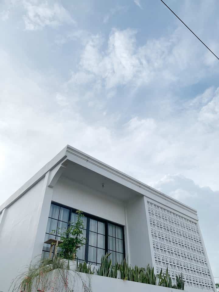 Sebenarnya ini adalah ruko 2 lantai, yang lantai 2nya baru rampung 1 tahun lalu.
Sama halnya dengan ruko2 pada umumnya, dilantai 1 digunakan untuk usaha dan dilantai 2 untuk tempat tinggal.

Jadi ditahun 2023 kami mulai membangun lantai 2 yang benar-benar diperhitungkan konsep dan desainnya sesuai dengan keinginan.
Tiap ruangnya benar-benar difikirkan konsepnya. Tapi, sebenarnya rumah ini belum siap 100%. Kami membangun rumah ini bertahap, jadi untuk sekarang masih ada ruangan yang kosong dan furniture yang belum lengkap.
#catrumah #roster #kamartidur #duvet #bedcover #keramikdapur #vennetianblind #fabricposter #sarungbantal #sink
#MiniHouseTour #CeritaRumahKu #InspirasiRumah
