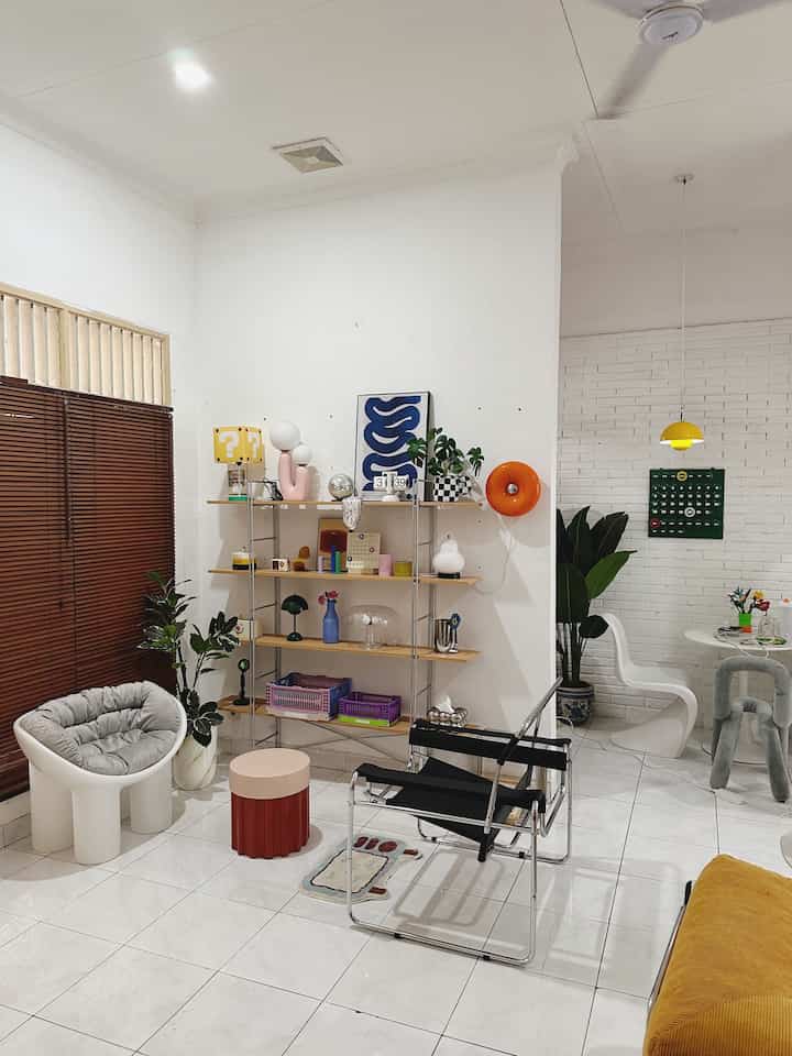 Beli Rumah Second Model Lama,  Dipercantik Aja🥰

Th 2015-2016 Alhamdulillah kami membeli rumah dengan luas 120m2. Meskipun rumah lama tetapi kami berusaha untuk menjadikan rumah ini menjadi Rumah Tumbuh. Dimana secara perlahan kami merenovasi dibeberapa area meskipun tidak total renovasi. Yahh bisa dibilang mempercantik saja. 

Budget kami sesuaikan dengan kebutuhan karena tidak hanya merubah rumah tetapi juga butuh mengisi rumah dengan furniture sesuai selera kami. 

Meskipun dengan interior modern, kami masih mempertahankan model kusen jendela dan pintu dengan model klasik dan lantai masih dengan keramik standard ukuran 30x30 motif marble. 

Th 2023 awal renovasi, yang berubah dari rumah ini pada area dapur, mushola, area laundry, teras rumah belakang, kamar mandi, teras depan dan pagar rumah. 

Dan di ruang tamu pada foto diatas adalah area yang masih asli seperti awal kami membeli. 

Rumah tumbuh cantik semoga menjadi nyaman untuk penghuninya. 

Semoga menginspirasi ✨
#RuangTamu #InspirasiRuangTamu #RuangTamuImpian #AestheticLivingRoom #VintageVibes #MidCentury #RakVintage #KursiEstetik #Ohouseseason9 #ummaHaus #UmmaArRayyan 