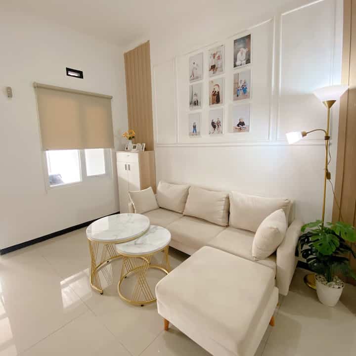 TOP 5 BEST BUY Versi rumahku🤗🩵

1. Sofa, namanya sofa canesaa
Aku suka banget sama sofa ini karna warnanya yg beige dan ga begitu besar untuk rumahku yg minimalis, harganya pun under 2 juta loh! 
2. lemari sepatu, aku jadikan lemari sepatu ini sebagai lemari serbaguna jg, karna muat banyak! Bisa untuk simpan sepatu, ataupun stock2 dan peralatan nukangnya suami

3. Roller blinds, akhirnya memutuskan pakai roller blinds di living room karna bukan cmn harganya yg affordable tp cara membersihkannya yg cukup mudah! Cukup di lap atau di vacuum saja🤗
4. ⁠Rak dapur Gantung, sebenernya ini baru ada didapurku, knp aku masukan best buy, karna rak gantung ini bahannya dari besi karbon yg bikin kokoh, tahan lama yg pastinya anti rayap 
5. ⁠Rak susun, Rak ini minimalis, gak terlalu besar cukup untuk beberapa perabotan  didapurku, bahannya yang sangat bagus tpi harganya affordable

Semoga menginspirasi🩵


#Top5BestBuy #RekomendasiProduk #Ambassadorpick #sofa #Rollerblinds #rakdapurgantung #raksusun #Lemarisepatu