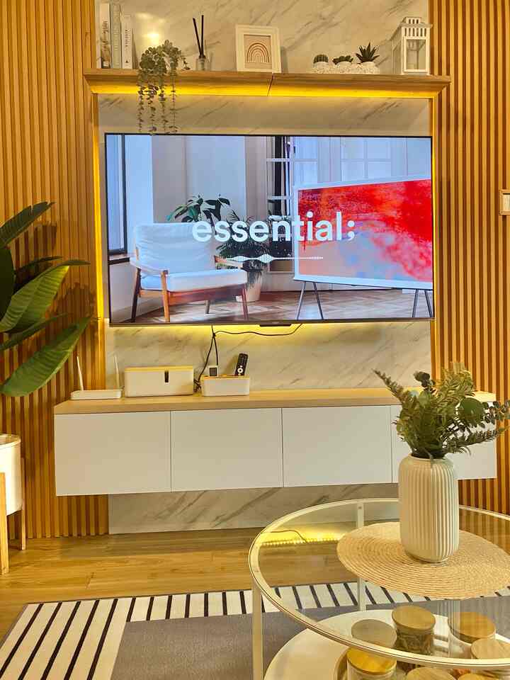 Halo semuanya, selain menentukan tema sebelum mendekor kita juga wajib memilih terlebih dahulu material, furniture dan produk dekorasi rumah tangga yang akan kita gunakan nantinya. Karna poin tersebut sangat berpengaruh pada hasil dekorasi ruangan kita nantinya, seperti kenyamanan dalam ruangan dan keestetikaan ruangan tersebut.

Aku memilik material dekorasi seperti wallpanel dinding, hpl dinding dan vinyl lantai karena material tersebut sangat aman digunakan dan tidak merusak meterial awalnya. 
Untuk furniture dan produk dekor lainnya aku menggunakan beberapa produk berbahan wood dan metal seperti : Meja TV, Meja Tamu dan Wallpanel Dinding, dan untuk sofa juga aku menggunakan bahan bewarna brown karna menurut aku perpaduan bahan dan warna tersebut dapat menyatu dengan tema yang aku inginkan, selain itu dalam memberikan kesan estetik pada ruangan.
Dan untuk cat rumah aku menggunakan warna putih agar menyatu dengan warna wood dan metal pada difurniture yang digunakan.


#SofaMinimalis
#Cat
#CatRumahMinimalis
#WarnaCatRumah
#WarnaCatRuangTamu
#Wallpanel
#WallpanelEstetik
#Top5BestBuy
#RekomendasiProduk
#AmbassadorPick
