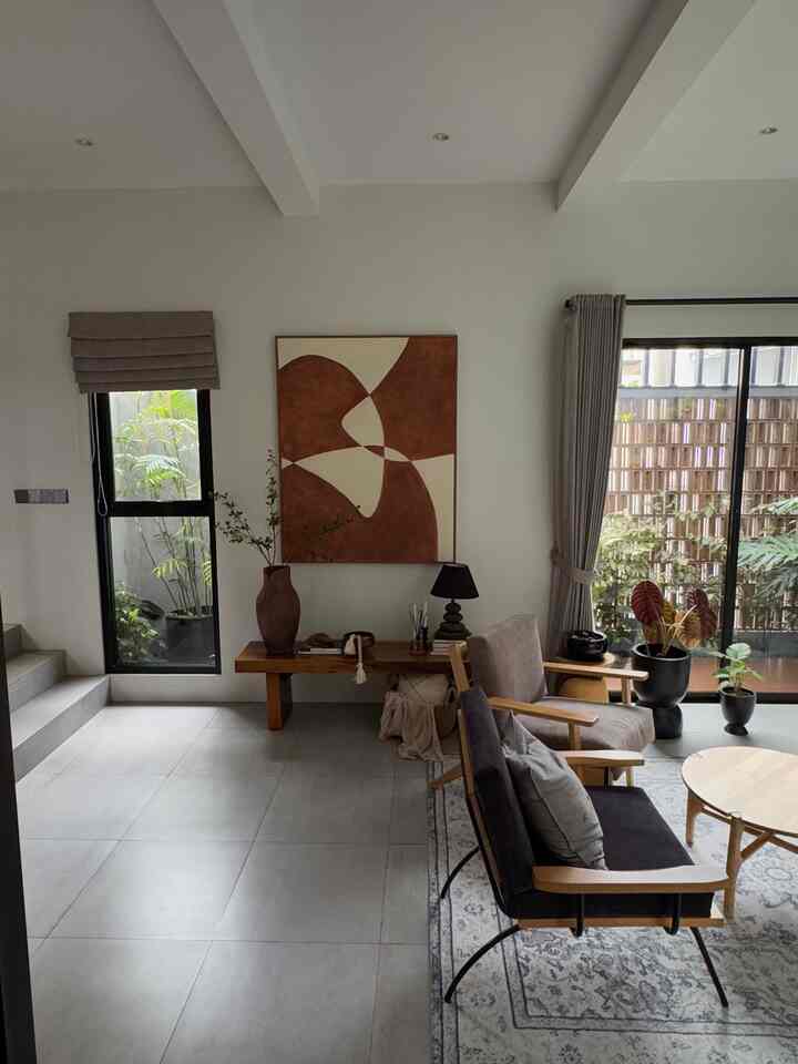 5 Barang yang bikin ruangan mu lebih Glow Up
Disini aku dekor beberapa item yg menurutku simple tapi bikin up keruangan

1. Wall Art yg besar sebagai bagian yg terpusat
2. Lampu meja yang tidak terlalu tinggi
3. Vase vintage sesuaikan dengan warna wall art
4. Meja panjang sebagai penyeimbang dr wallart tersebut
5. Dekorasi dikolong meja seperti storage anyaman 

Semoga tips diatas bisa membantu ya ❤️

#bumitimi #top5bestbuy #rekomendasiproduk #ambassadorpick #warnacatrumah #lantaiabusemen #wallartbesar #wallart #mejapanjang #consoletable