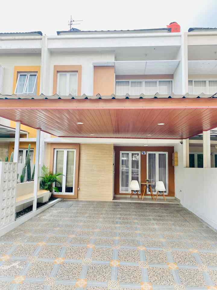 Halo semuanya, 2019 aku menemukan rumah ini yang sesuai dengan keinganan aku dan suami yaitu 2 lantai. 
Singkat cerita ini adalah rumah developer dengan LT.84m2 (7x12m) dimana terdapat 3 kamar tidur dan 2 kamar mandi. 

Pada bagian fasad awanya hanya terdapat bagian carport dan taman saja, kemudian aku renov bagian taman samping agar lebih multifungsi lagi aku bikin tempat duduk melayang dan aku tambahkan tanaman hijau pada bagian belakangnya.
Kemudian untuk bagian atas carportnya aku renov dari bawaan developer pakai polycarbonat aku rubah menggunakan plafon pvc agar menghindari kebocoran pada atap dan agar terlihat lebih estetik.

Pada bagian dalam rumah awalnya bawaan developer hanya sampai bagian tangga saja, kemudian aku revov sisa lahan belakang untuk dijadikan dapur. Dan aku renov sampai bagian atas untuk ruang tamu atas dan musolah.
Aku mendekor disetiap ruangan dengan tema japandi agar terlihat lebih estetik dan nyaman.


#KitchenSetMinimalis
#PlafonPVC
#CatRumahMinimalis
#CatLuarRumah
#WarnaCatRuangTamu
#WallpanelDinding
#WallpanelEstetik
#Cat
#MiniHouseTour
#CeritaRumah
#InspirasiRumah
