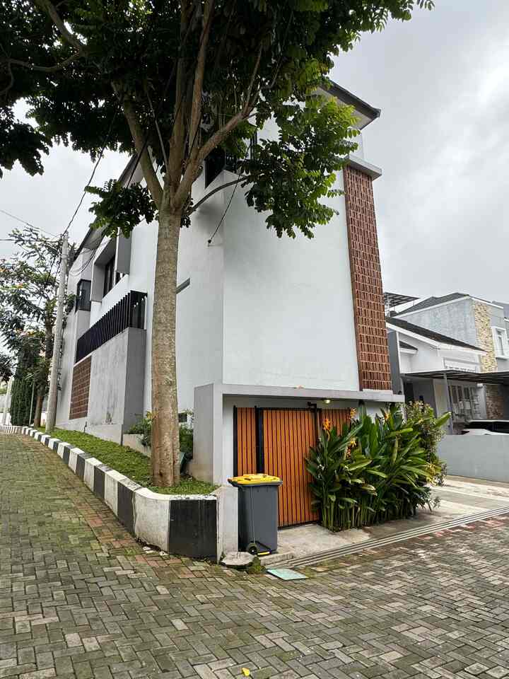 Memilih rumah ini pertimbangannya lokasi dan posisi rumah yang hook 

Yang merupakan salahsatu whistlist bisa punya rumah di hook yang membuat pencahayaan lebih banyak masuk agar ruangan tidak lembab 

Akhirnya memutuskan pilih tanah disini dan bangunan dibangun sendiri dengan tema bebas 

#minihousetour #ceritarumahku #inspirasirumah #lantaiabu #tamanbasah #tamantropis #fasadindustrial #bumitimi #carport 