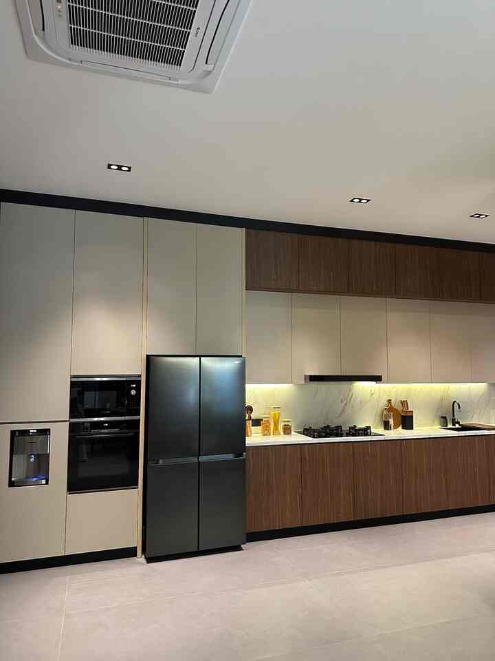 Best Purchase Jean House Edition!

1. Built in Microwave
I really like the built in microwave from Bosch. Aesthetically, it really beautifies the kitchen and also makes cooking easier😍

2. Built in Oven
Love the oven because it has many features that can be used for baking/roasting 😍

3. Panasonic Dispenser
I chose this dispenser because it has a touchscreen! It's so modern, right 😌

4. Fotile Cookerhood
This cookerhood is truly the best among cookerhoods. The suction power is very strong, so the kitchen won't smell 😍

5. Samsung Refrigerator
This is the only 4-door refrigerator with a capacity of over 700 liters! I deliberately bought the largest capacity so it could fit everything 😍 btw, this is still made in Korea and there's also an automatic ice maker. Love it so much😍

#jeanhouse #Top5BestBuy
#ProductRecommendations
#AmbassadorPick #kulkas #oven #microwave #cookerhood #kitchenessentials #kitchen 