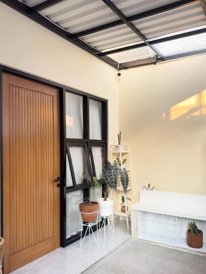 Cerita Rumah 🏡

Arti Rumah adalah tempat bertumbuh dan berkumpul bersama keluarga.
Rumah yang bersih, nyaman dan estetik membuat penghuni rumah jadi betah untuk tinggal didalamnya.
Jadi wajib banget rumah itu selalu dirawat, dibersihkan dan didekorasi dengan cantik.

Kalau arti rumah menurut tetangga apa nih? Yuk share juga 🤗


#WarnaCatRumah
#CatLuarRumah
#WarnaCatRuangTamu
#MiniHouseTour
#CeritaRumahku
#InspirasiRumah
#HomeTour
#HomeDecor
#RumahMinimalis

