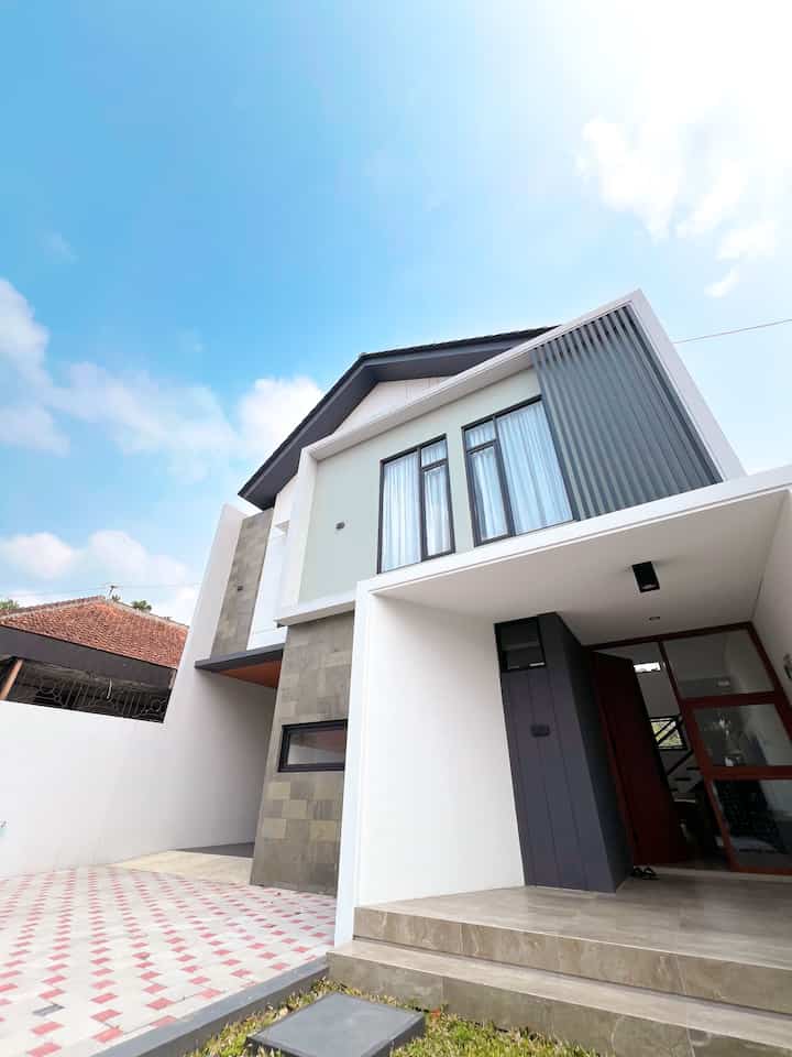 •Aku membangun rumah ini yang dari awalnya hanya sebidang tanah dan bangunan semi permanen hingga menjadi seperti yang sekarang. Pertimbangannya adalah karena rumah ini lokasi nya strategis dan juga dekat dari orang tua.

•Banyak sekali perubahan detail-detail di setiap ruangan yang terjadi sejak pertama kali saya menempati rumah ini , terutama area living room.

•Mengubah nuansa rumah seperti yang sekarang tentu saja tidak instan. Banyak proses serta perjuangan yang harus dilalui terutama karena saya benar-benar mengurus rumah ini sendiri.

•Menurut aku, rumah sudah semestinya menjadi tempat ternyaman dan tentu saja sebagai tempat tujuan kita untuk pulang ✨


#MiniHouseTour #CeritaRumahKu #InspirasiRumah #Fasad #LivingRoom #Kitchen #DiningArea #Bathroom #Backyards  #Bedroom #KamarMandi #Kamartidur