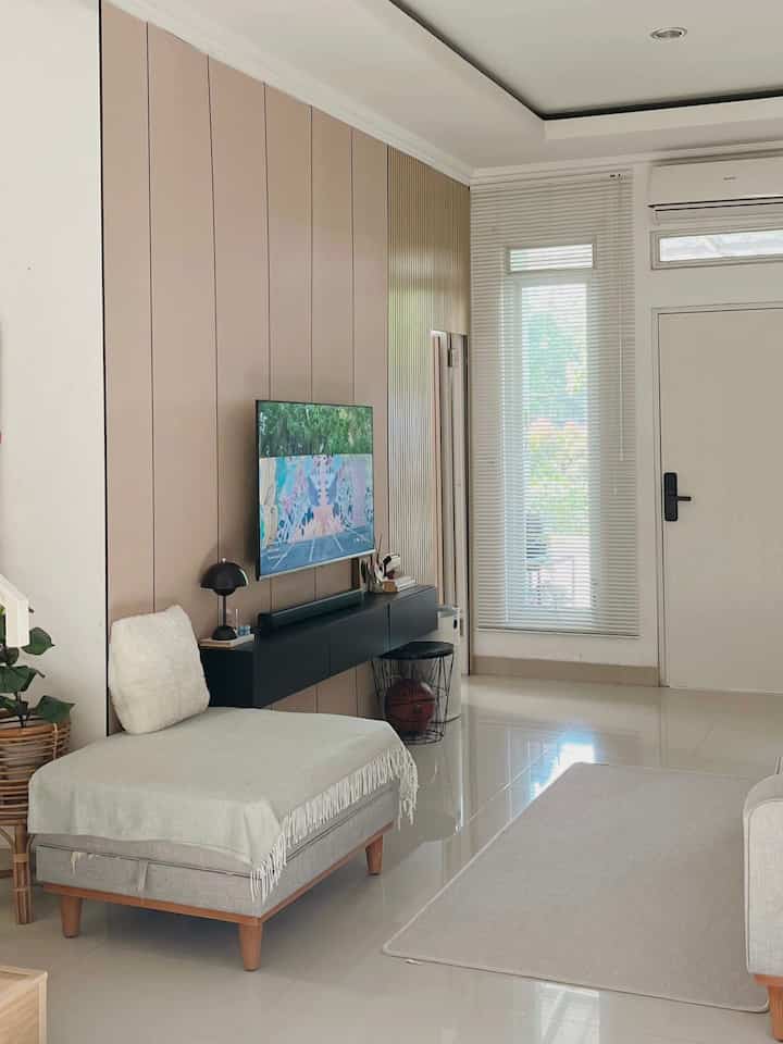 5 best buy item di living room versi rumahku :

1. Wallboard Backdrop TV
Instan makeover di living room ini yaitu DIY backdrop TV pakai wallboard. Pasangnya mudah dan langsung mengubah mood ambience ruangan.

2. Sofa 3 Seater
Sofa yang lebar, empuk dan pastinya nyaman untuk duduk bersama keluarga. Cover sofanya pun bisa dilepas pasang jadi gak khawatir kotor karena bisa dicuci.

3. Lukisan/Art Texture
Yang suka bikin salfok tamu yang datang. Lukisan pemandangan pantai yang bikin area living room makin manis.

4. Standing Lamp
Ditambah dengan bohlam warna warm auto bikin mood ruangan jadi hangat.

5. Table Lamp
Kecil-kecil tapi stunning di backdrop TV kami yang polos. Lampu ini juga tanpa kabel jadi mudah untuk dipindah-pindah posisinya. 

#BackdropTV #Wallboard #WpcPanel #LivingRoom #Top5BestBuy #RekomendasiProduk #AmbassadorPick #Tangerang #Rumakaf

