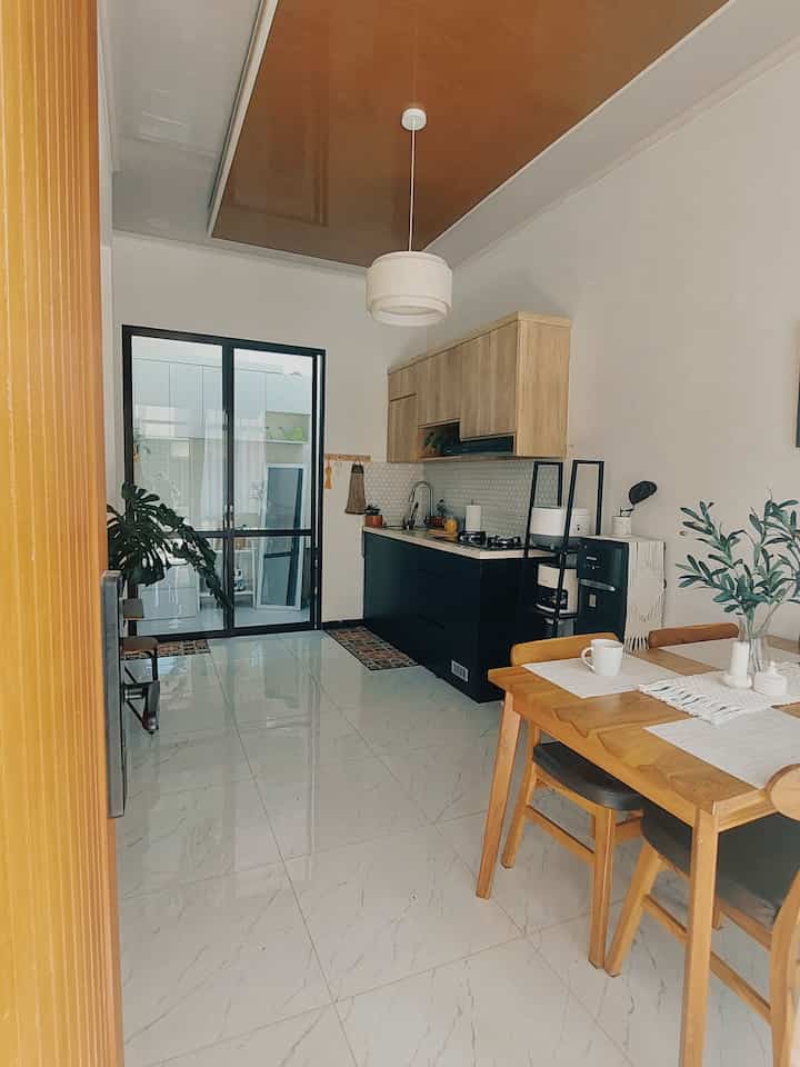 5 Item Bertiga Rumah Best Buy 

1. Smart door lock, kecanggihan teknologi ini amat sangat mempermudah bagi kami dan untuk lebih safe untuk keamanan rumah serta tampilan yang menjadikan sedikit modern 

2. Meja makan kayu jati, multifungsi meja ini juga sangat kokoh dan awet

3. Kitchenset area, untuk open space bertiga rumah menghadirkan kitchen set merupakan hal yang sangat baik selain untuk estetika rumah kitcehen set ini mampu dipergunakan sesuai fungsinya dengan baik.

4. Lampu gantung, yang memberikan nuansa warm serta menjadikan iconic item di jantung rumah kami.

5. Sliding door, untuk menghubungkan antara area dapur open space dan laundry room, dan dapat menambah estetika ruangan.

Selain itu beberapa item decor yang kami masukan seperti gantungan kayu serba guna, taplak meja macrame, sarung tangan anti panas, kemudian table runner yang kami alih fungsikan menjadi cover dispenser merupakan pemanmbahan item yang kecil namun sangat multifungsi ✨ 

#RumahOpenSpace #smartdoorlock #slidingdoor #mejamakankayujati #kitchenset #lampugantung #tablerunner #taplakmacrame #gantungankayu #Top5BestBuy #RekomendasiProduk #AmbassadorPick