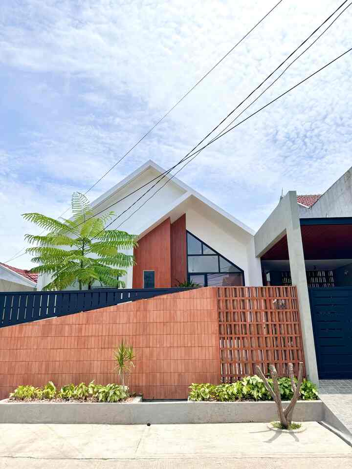 Rumah yang dekat dengan orang tua. 

Meskipun rumah ini berada di perumahan lama, tapi kami memilih rumah yang dekat dengan orang tua, memungkinkan kami mudah bertemu dan mengunjungi mereka. Kami bisa berkumpul kapan aja tanpa harus merencanakan perjalanan jauh. 

Awal kami tempati rumah ini, masih bangunan asli. Setelah 5 tahun berlalu, kami memutuskan untuk merenovasi total rumah tinggal kami, karena beberapa kejadian yang buat kami udah tidak nyaman. Kami bongkar total bangunan asli dan membuat bangunan baru. Merubah ketinggian lantai dasar, layout dan fasad yang lebih minimalis dan terang. Yang sebelumnya kami jemur baju di halaman depan rumah dan khawatir setiap kali hujan, sekarang kami gak perlu khawatir kalau hujan karena ada area sevice untuk cuci dan jemur pakaian. 

Kami juga menambahkan sentuhan pribadi dengan dekorasi yang mencerminkan gaya dan kepribadian kami. Dari tanaman hijau, pencahayaan yang banyak, konsep yang open space. Setiap elemen dibuat untuk menciptakan suasana yang lebih nyaman.

Rumah ideal bagi kami adalah tempat di mana cinta, kenyamanan, dan kehangatan berkumpul. Tempat di mana kami bisa berbagi tawa dan kisah dengan orang-orang terkasih, terutama orang tua. 

#FasadScandi #RumahMinimalis #MinimalisTropis #MiniHouseTour #CeritaRumahku #InspirasiRumah
