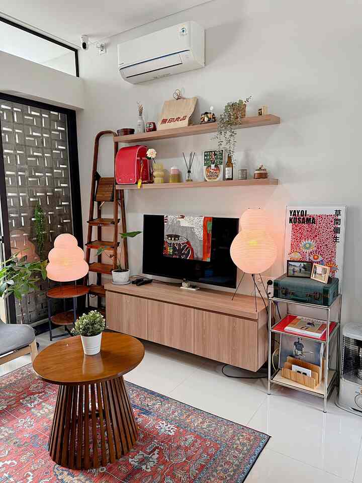 5 Produk Terbaik untuk Ruang Tamu & Ruang Makan ✨
Berikut versi:
Area ruang tamu: Lampu kecil (lampu lantai & lampu meja), meja kopi, meja sudut, tangga kayu, meja modular.
Area ruang makan: meja bundar, kursi berbentuk S dari Bauhaus, kursi putih, bufet kayu, dan wallpaper beton ✨

#top5bestbuy #rekomendasiproduk #ambassadorpick #lampuhias #lampugelembung #lampumeja #coffeetable #modulartable #wallpaperestetik