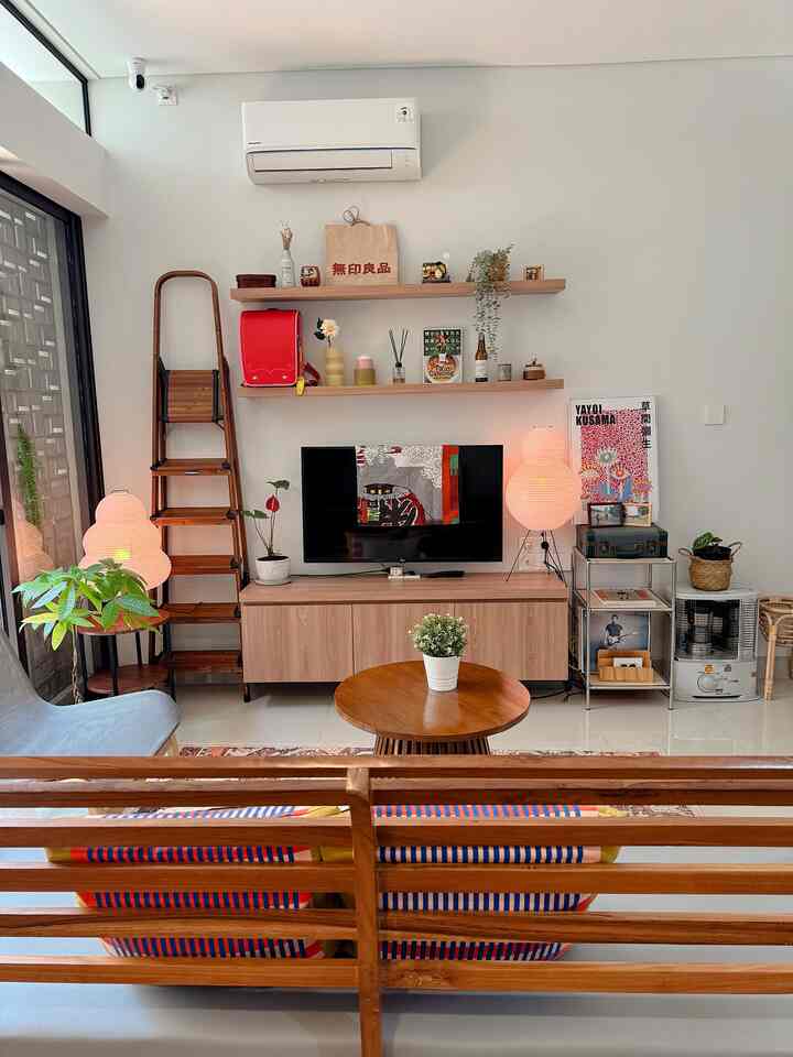Rumah ini berkonsep Mid-century Japan✨ Konsep tersebut ditonjolkan melalui pemilihan loose furniture bernuansa kayu tua dan item-item dekorasi dengan warna-warna bold ❤️💚🤎
Untuk saat ini ruangan yang paling banyak menonjolkan identitas konsep ini adalah living room dan juga dining room.
Karena kami tinggal di perumahan yang memiliki aturan cukup strict, maka kami tidak bisa mengubah bagian fasad, sehingga kreatifitas kami tuangkan semuanya di bagian dalam rumah saja. 
Namun demikian, keputusan kami untuk tinggal di perumahan ini dan menjatuhkan pilihan pada rumah ini tidaklah salah 🤗 kami menikmati hari-hari disini dengan nyaman dan tentram.
Semoga teman-teman yg sedang dalam perjalanan mencari rumah impian bisa segera menemukan rumah yg tepat ya 🥰

#loosefurniture #mejamodular #lampumeja #lampugelembung #coffeetable #wallpaperestetik #mejabulat #pantonechair #minihousetour #ceritarumahku #inspirasirumah 