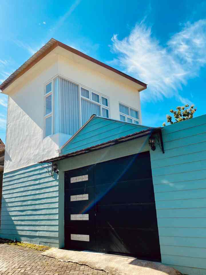 Cerita singkat perjalanan Rumah Jovinca tahap 2
Jadi area ini adalah area belakang rumah kami
Yg kami bangun dari tanah seluas 10x12 meter
Termasuk di dalamnya area taman belakang dan lantai 2 rumah kami

Slide 1 fasad depan 
Slide 2-3 backyard versi malam dan siang
Slide 4 backyard on progress (before)
Slide 5 tanah tempat rumah kami dibangun
Slide 6,7,8,9,10 progress pembangunan rumah kami

#dindingrumah #listplank #warnadindingrumah #atapupvc #lampudinding #minihousetour #ceritarumahku #inspirasirumah
