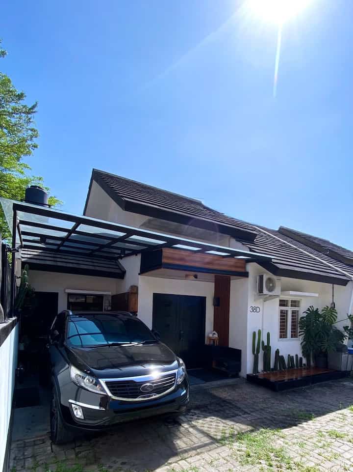 —— Story of Lolla House

Rumah mungil ini kami namai #lollahouse, Lolla House itu sebenarnya nama panggilan anak kami, Ello dan Lula. 

Kami jatuh cinta dengan rumah mungil ini dari tahun 2016, karena designnya yang unik, beda dari cluster lain, lingkungan dan juga karena budget tentunya. 😆

Karena kami juga cita-cita ingin punya #LollaHouse2.0, jadi rumah bawaan developer ini, sedikit demi sedikit kami renovasi dan makeover lowbudget saja. Karena PRnya seharga beli rumah baru kalau di renovasi total.😆

Kalau mau tau cerita lengkapnya, boleh diintip ke Hometour kita yaa..

https://i.ohouse.com/2EYki8Ge


Semoga menginspirasi 😍🖤🤎🤍

#KanopiKaca #Kanopirumah #LampuPlafon #Storage #KabinetTV #KitchenSetMinimalis
#SofaMinimalis #KeramikKamarMandi 
#PlavonPVC #PintuKamarMandi 
#CatRumahMinimalis #WarnaCatRumah
#CatExterior #Wallbattendinding #Ambalandinding #KamarMandi #Fasad #KamarTidur #DapurMungil #MiniHouseTour #CeritaRumahku  #InspirasiRumah