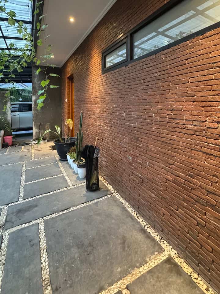 Setelah bertahun-tahun muter sana sini cari lokasi dan ngontrak dari perumahan 1 kelainnya, akhirnya kami memutuskan untuk membeli tanah, tanah ini kami beli dengan kondisi jalan yang super parah hahaha,,awalnya kami cuma pengen investasi, tapi setelah bertahun-tahun tidak pernah berkunjung, ternyata maasyaAllah tabarakallah jalanan sudah sangat bagus, dan lebihnya lagi tanah kami sudah dimasukkan dalam kompleks perumahan, alhamdulillah 😻😻😻 akhirnya kami memutuskan untuk menabung dengan gigih sambil membangun sedikit demi sedikit 🫶

#MiniHouseTour
#CeritaRumahku
#InspirasiRumah
#IdeRumah
#RumahImpian
#InspirasiRumahIndustrial
#RumahIndustrial