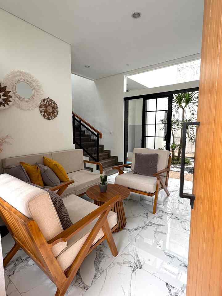 Istilah “rezeki gakan kemana” itu berasa banget sama aku dan suami. Awalnya rumah ini di jual tuh gak pake plang, hanya tau dari mulut ke mulut, singkat cerita kami sudah pernah negosiasi sama pemilik rumah lama, tapi gak ketemu harga yang cocok, akhirnya ya kita ga memaksakan karena memang harganya ga cocok.

Beberapa bulan setelah itu kami denger gosip kalau rumah ini akhirnya sudah kejual, yaudah kami hanya bisa ikhlas, padahal kami sudah suka banget sama posisi dan lokasi rumah ini.
Setelah beberapa bulan, kami penasaran ko rumahnya seperti gitu-gitu aja, dan pemilik rumah lama masih tinggal disitu juga, akhirnya kami coba tanya, bener dong ternyata ini rumah belum kejual, setelah itu kami coba negosiasi lagi, alhamdulillah ketemu harga yang cocok di kedua belah pihak. 

Alhamdulillah rumah yang kami idamkan ternyata memang rezeki 😁
.
#LivingRoom #RuangTamuMinimalis #KursiJati #CustomSofa #MiniHouseTour #CeritaRumahku #InspirasiRumah