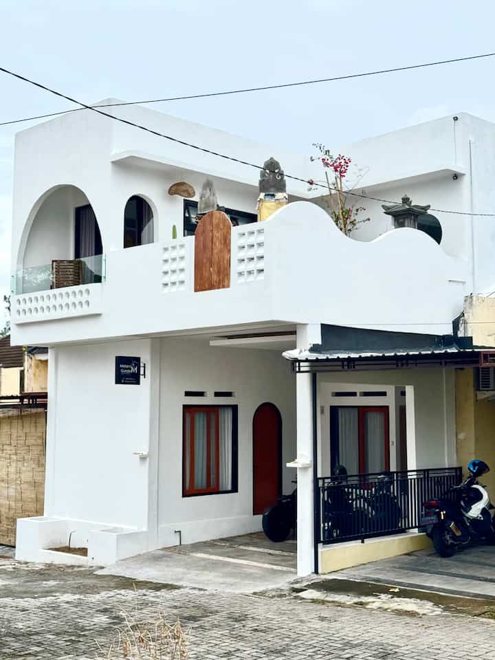 Salah satu pertimbangan mengambil rumah dsini yaitu karena Lokasinya yang masih di perkotaan, dekat dengan hampir semua fasilitas umum.
Awal mula hanya 1 lantai, dan 4 tahun kemudian di renovasi seperti saat ini.
Fasad Rumah ala #Mediteranean
Jadi salah 1 rumah yang paling beda, dari bentuk dan warna yang full putih. Simple dan minimalis.
Selain fasad, dapur juga yang paling banyak berubah, dari posisi dan perlengkapannya.
#KitchenSedMinalis
#CatLuarRumah
#MiniHouseTour
#CeritaRumahku
#InspirasiRumah
#FasadRumah