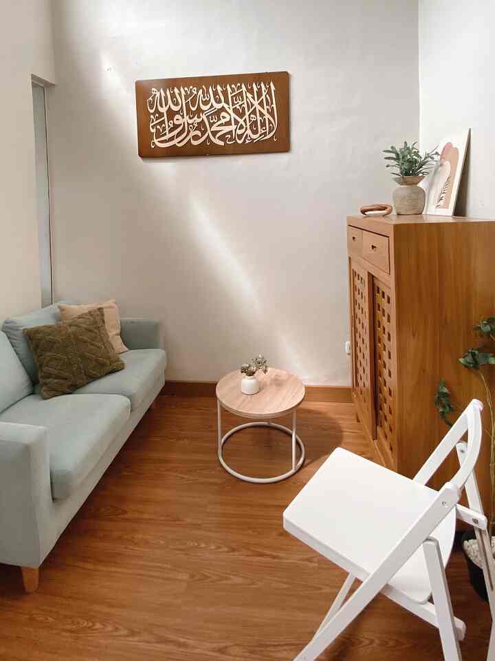 Banyak perubahan yang terjadi sejak pertama kali mulai tinggal dirumah ini. Mulai dari barang” seperti furniture, dekorasi dan tampilan fasad rumah
• untuk slide pertama area Living room 
• Slide 2, tempat favorit yaitu dapur 
• Area foyer 
• Fasad awal sebelum kami menempati rumah ini
• Fasad saat ini, setelah diberi perubahan tampilannya jauh berbeda 

Sebagaimana kita ingin tinggal ditempat yang nyaman, maka saat itu juga kita usahakan kenyamanan itu ;)

#LemariSliding #CoffeeTable #HiasanDinding #KursiLipat #SarungSofa #Kitchenset #AmbalanDinding #MejaMakan #Drawer #KursiPlastik #Roaster #MiniHouseTour #CeritaRumahKu #InspirasiRumah