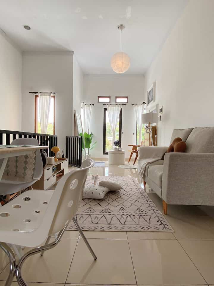 Rumah ini adalah rumah org tua , aku dan keluarga kecilku tinggal di lanttai atas. Semenjak lahir anak kedua, jujur sangat kerepotan dan lagi harus handle usaha yg juga dirumah ini, makannya kami memutuskan untuk serumah kembali bersama org tua.

Lantau atas ini hanya kami dekor saja, sedemikian rupa agar lebih cantik dan nyaman 💕 walapun dirumah org tua tetep kok bisa nyaman dna aesthetic 

#karpetruangtamu #sofaduaseater #kursimakan #catrumah #gordenlinen
#standingmirror #lampugantunglampion #minihousetour #ceritarumahku #inspirasirumah