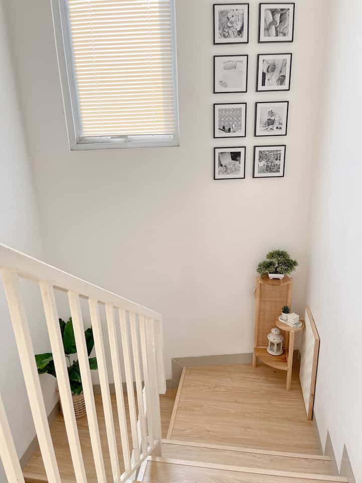 Dulu saat kami mencari rumah second di komplek ini karena ini adalah cluster lama jadi agak susah untuk mencari rumah yang pas dengan keinginan kami. Saat menemukan rumah ini posisinya di di hook jadi lumayan berlimpah cahaya dan tidak lembab. Hal ini yang membuat kami langsung sreg dan berjodoh dengan rumah ini. Untuk bangunan tidak ada yang kami renovasi karena masih lumayan bagus, hanya di interior saja kami makeover agar lebih homey untuk keluarga kecil kami. 

#AreaTangga #TanggaEstetik #SPC #MakeoverTangga #MakeoverRumah #RumahSecond #BeforeAfter #MiniHouseTour #CeritaRumahku #InspirasiRumah #Tangerang #RumaKaf